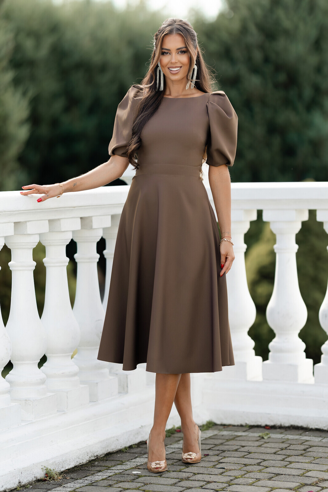 Lacoria Hnedé midi šaty s balónovými rukávmi Veľkosť: M