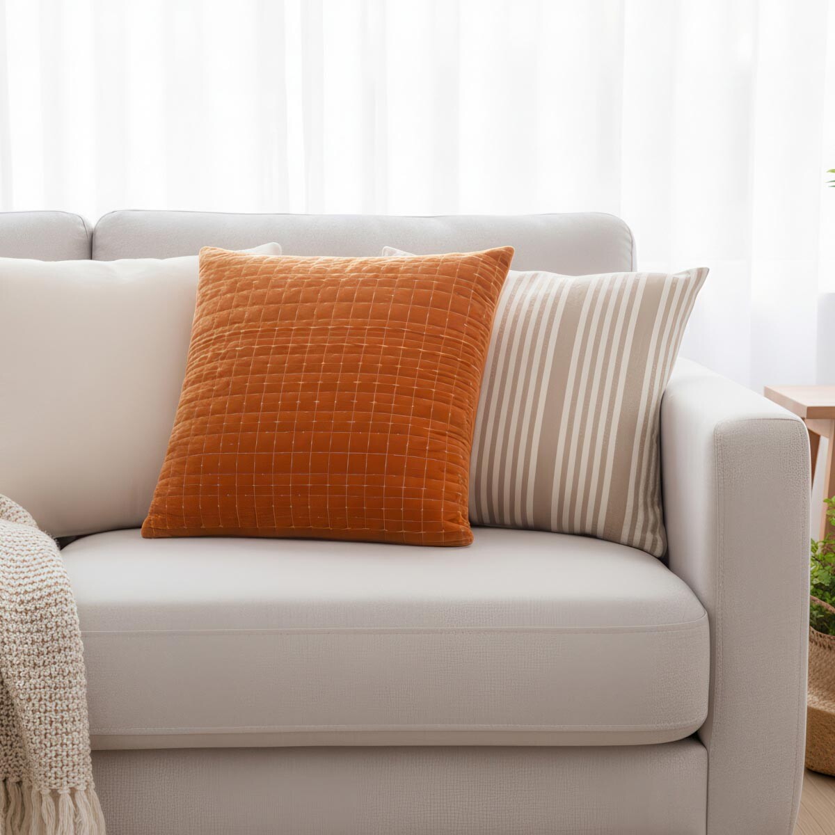 Dekoračný prešívaný zamatový vankúš, 45 x 45 cm, horčicový