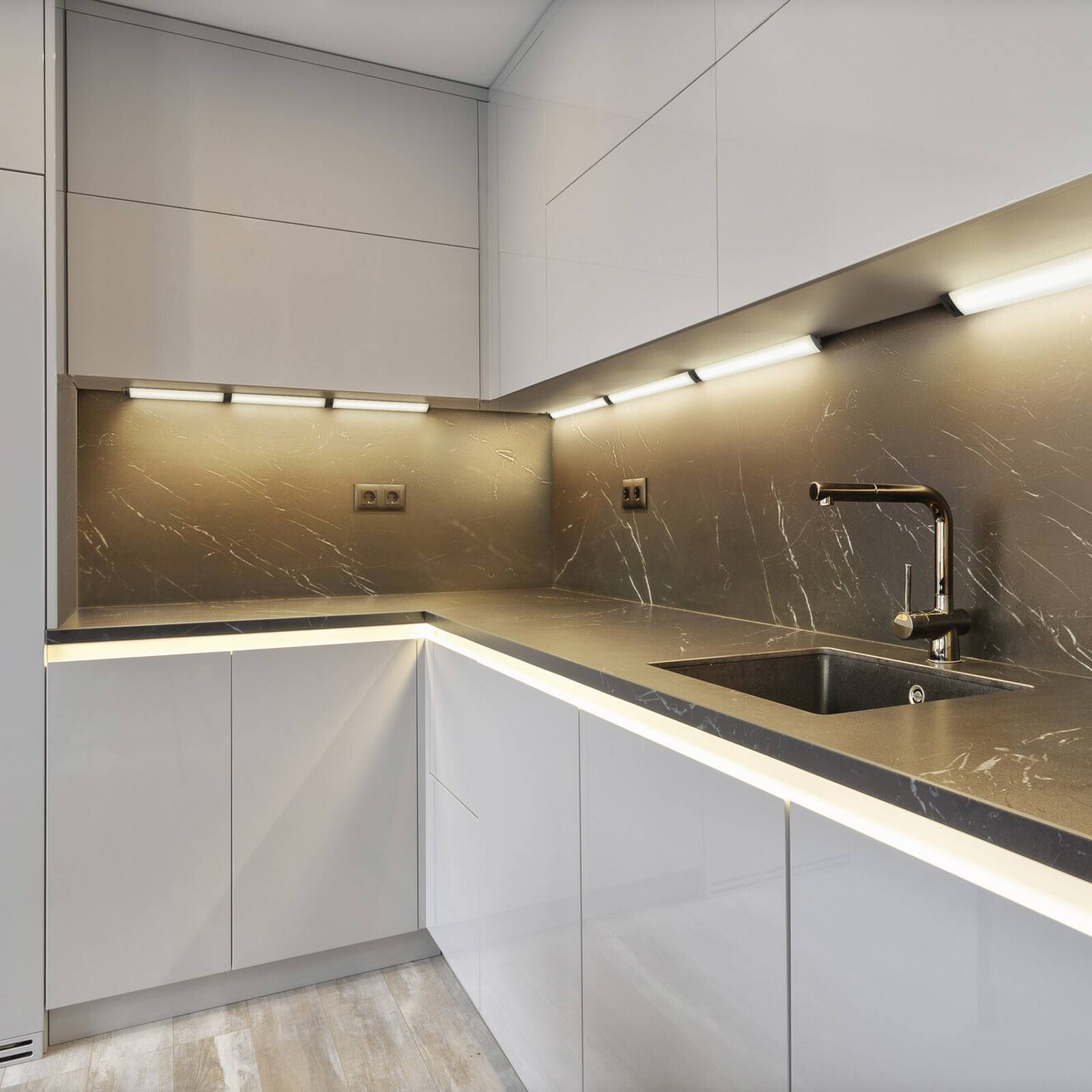 OSRAM LED podsvietenie Linear Angle, čierne, senzor, 35 cm