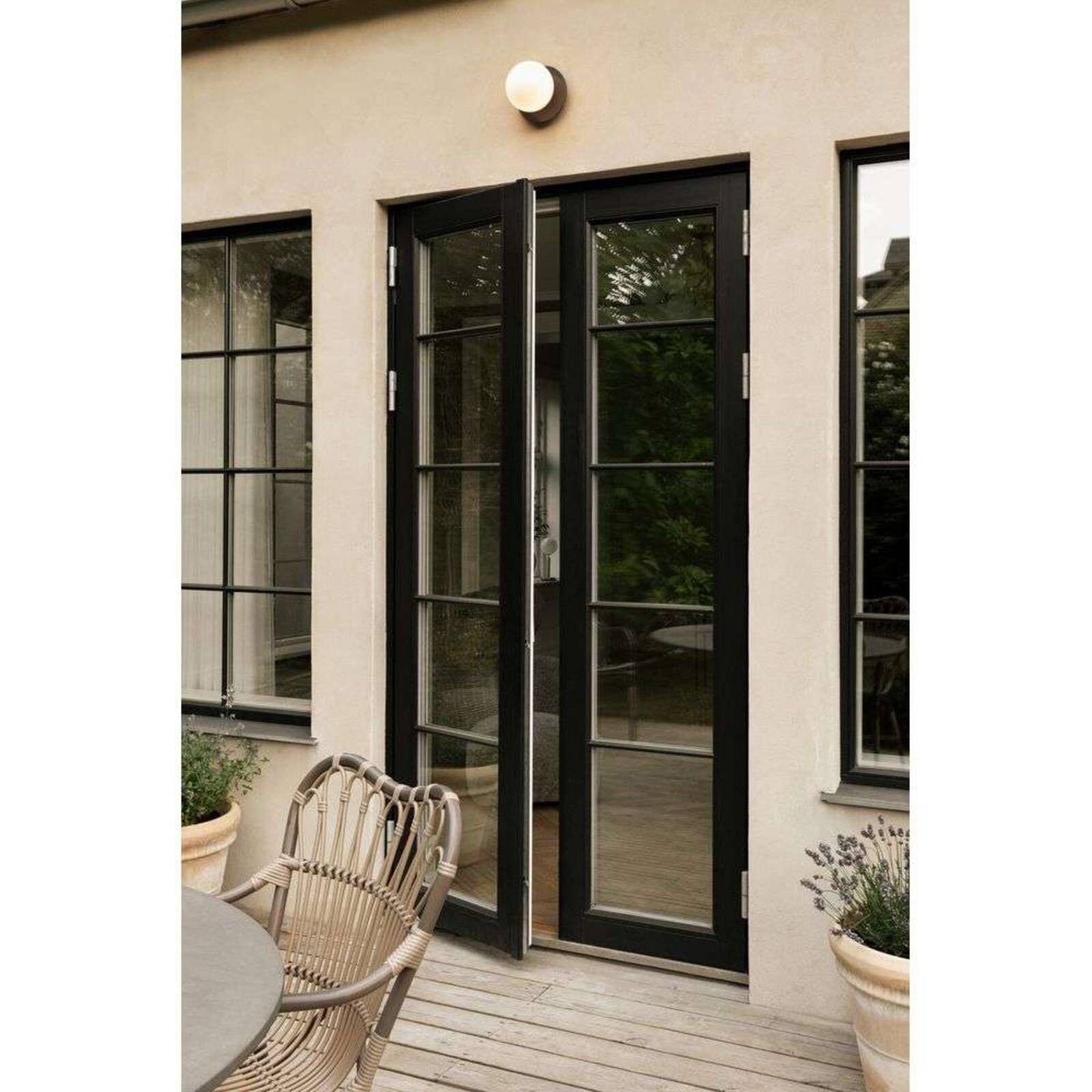 Nuura Vonkajšie nástenné svietidlo Liila, Ø 16 cm, bronzová/opálová