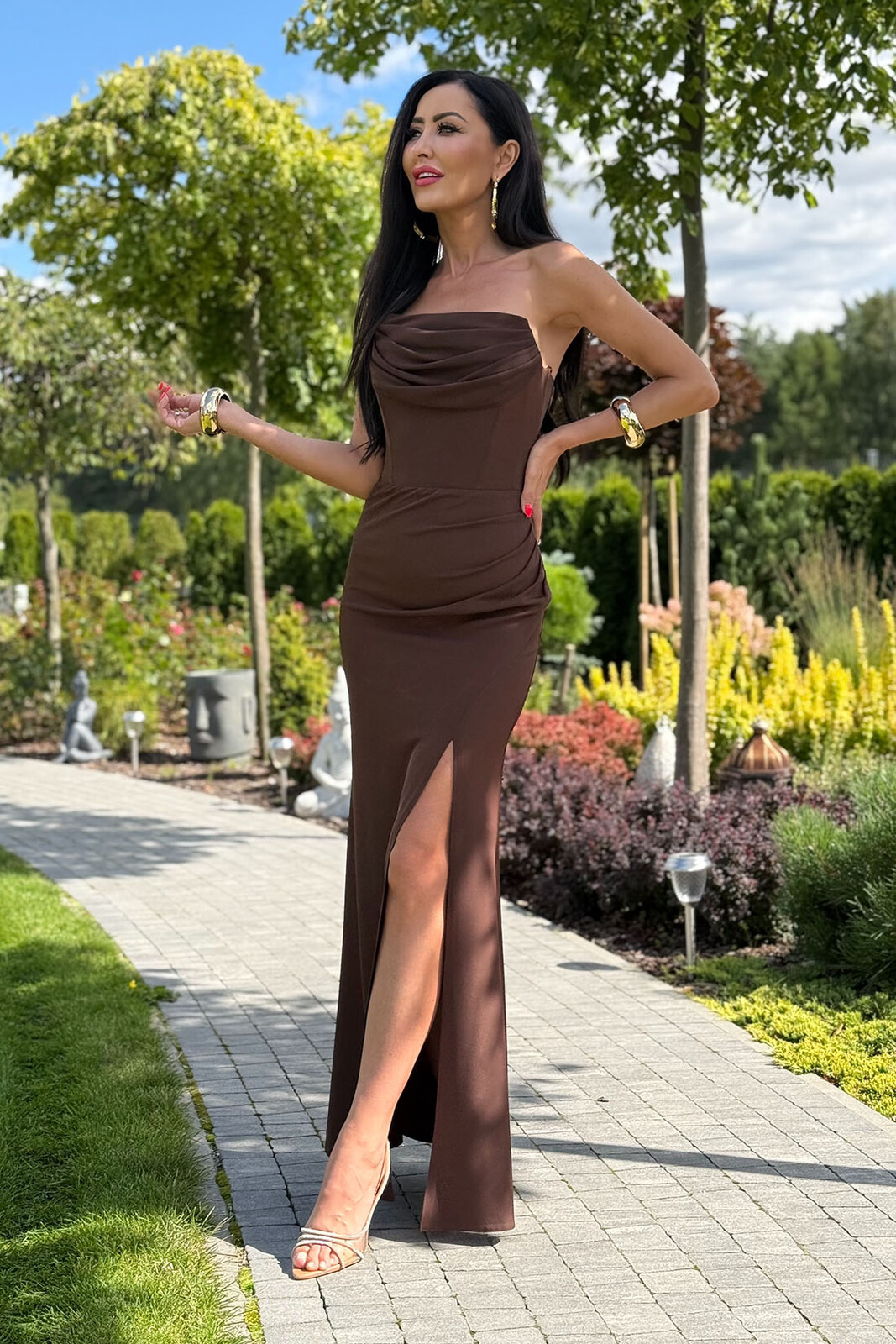 Elizabeth Collection Hnedé priliehavé šaty s rozparkom Veľkosť: M