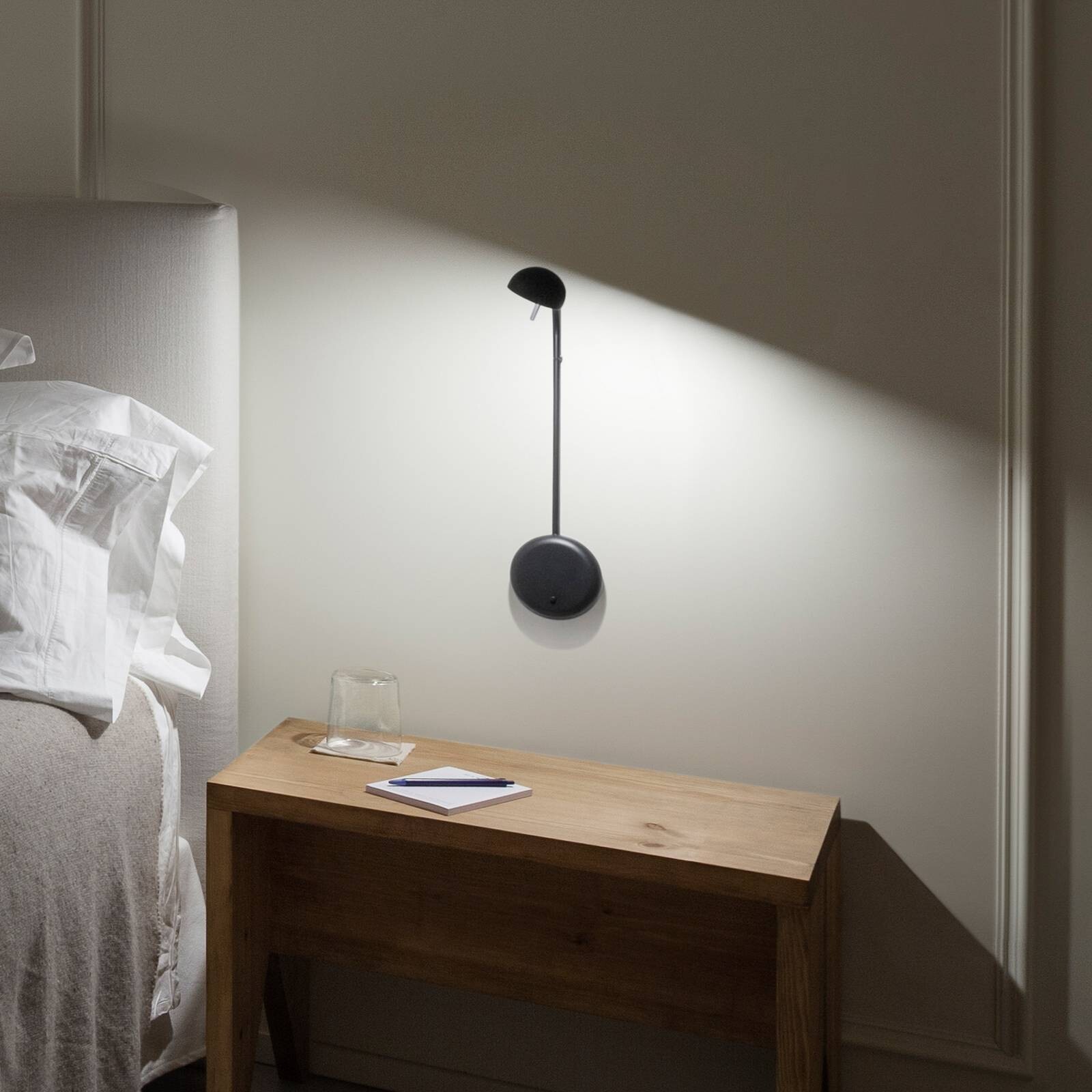 Vibia Pin 1680 LED nástenné svietidlo, 39 cm, čierna