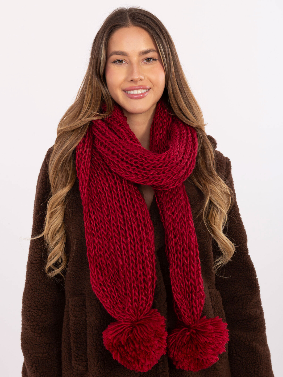 Červený pletený šál s brmbolcami