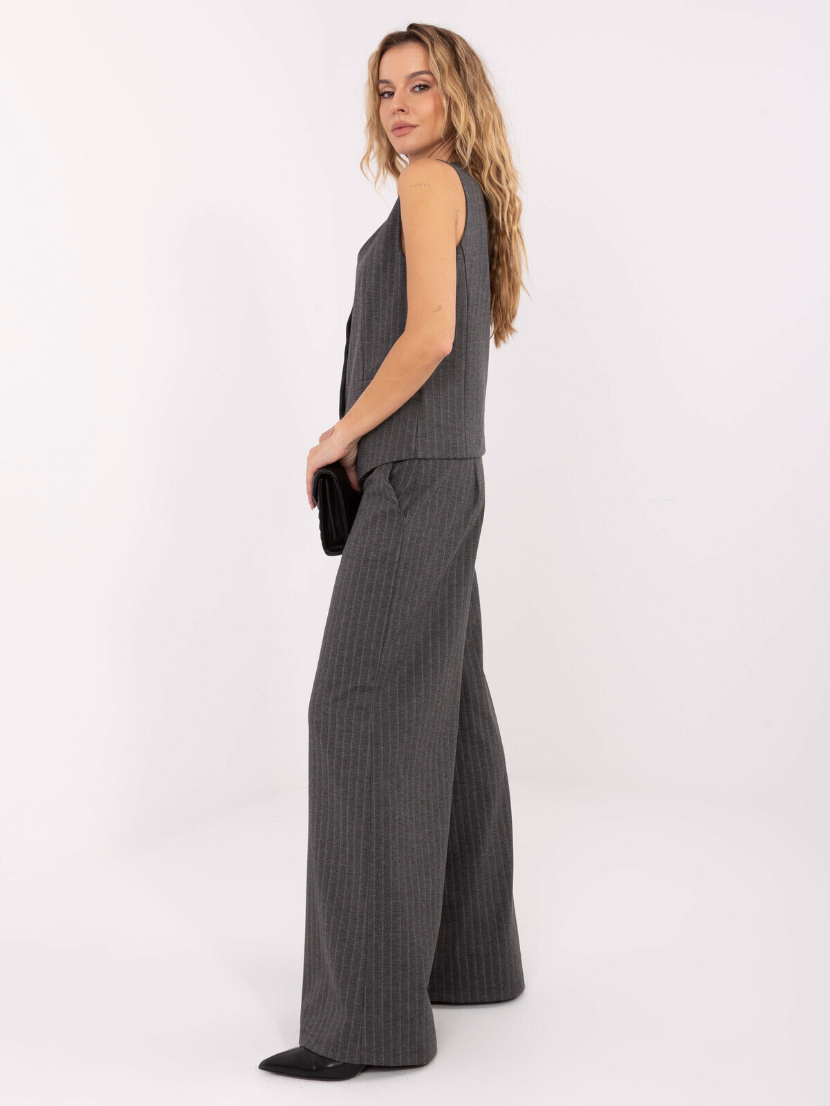 Dámsky tmavosivý komplet s vestou