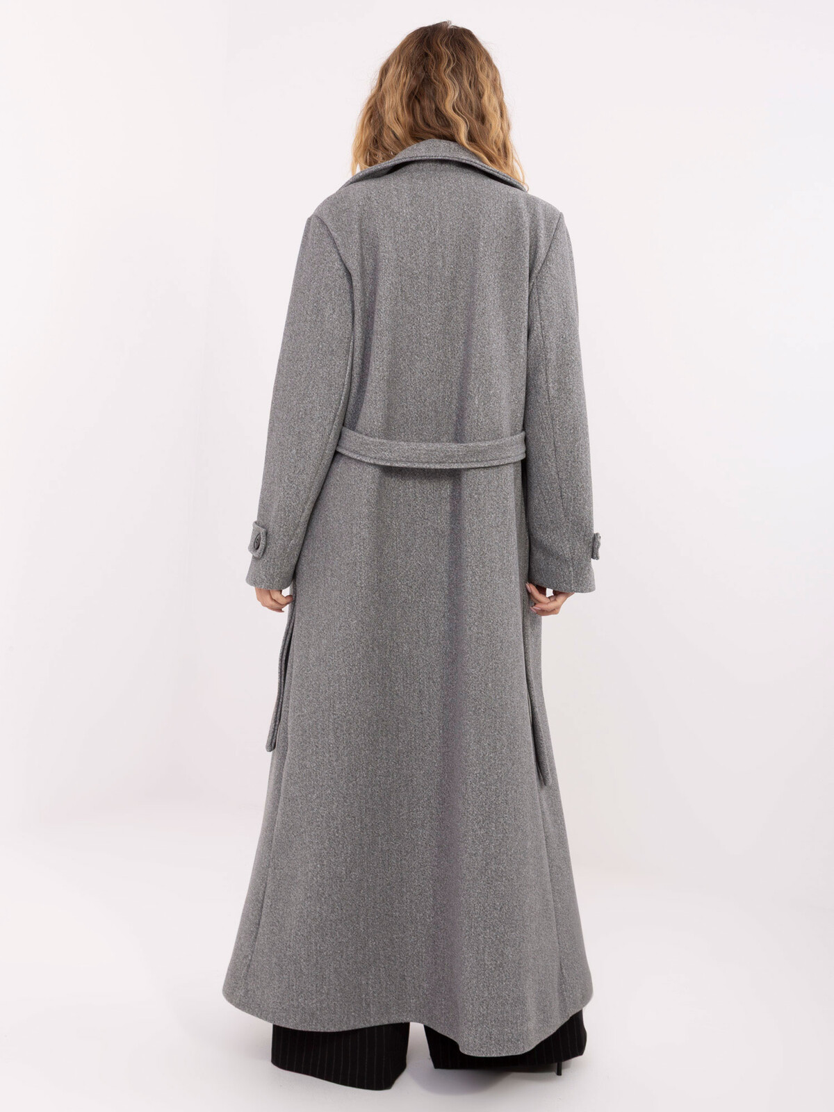 Dlhý šedý kabát s opaskom