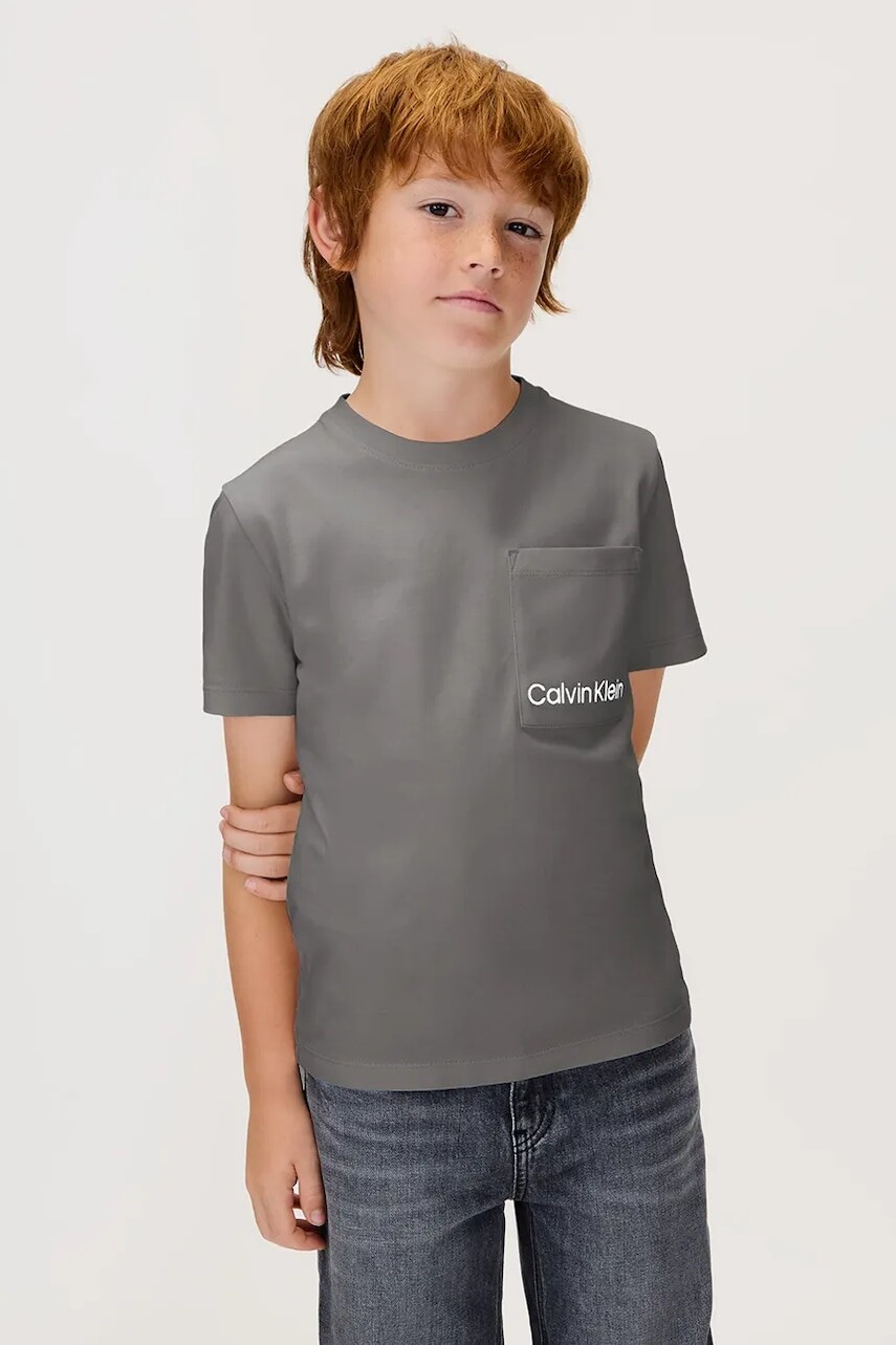 Detské bavlnené tričko Calvin Klein Jeans šedá farba, s potlačou, IB0IB02588