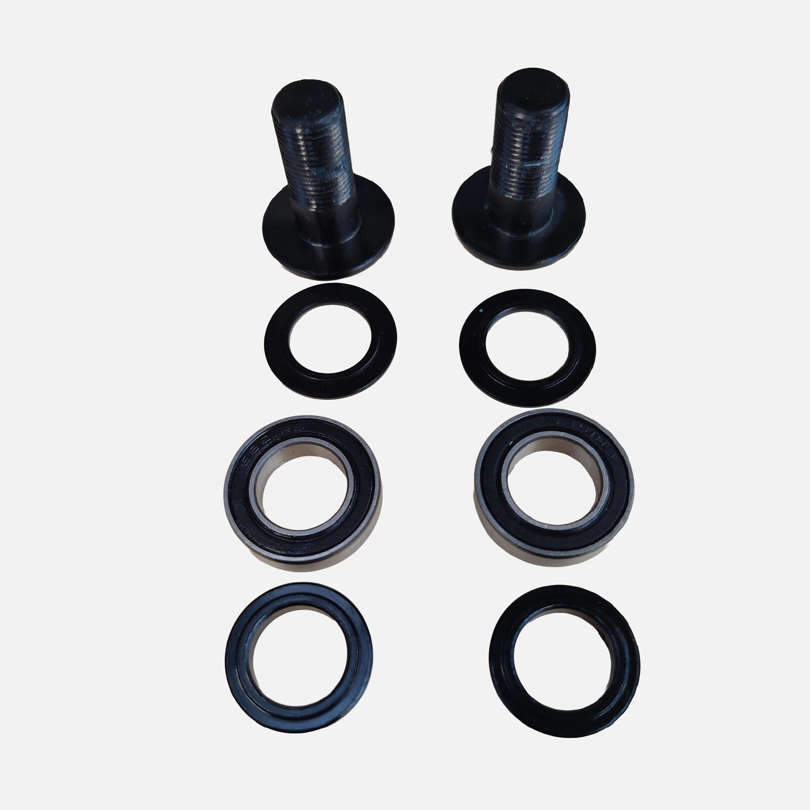 Súprava základných skrutiek + ložísk na zadnú vidlicu bicykla FEEL 700/900 LT