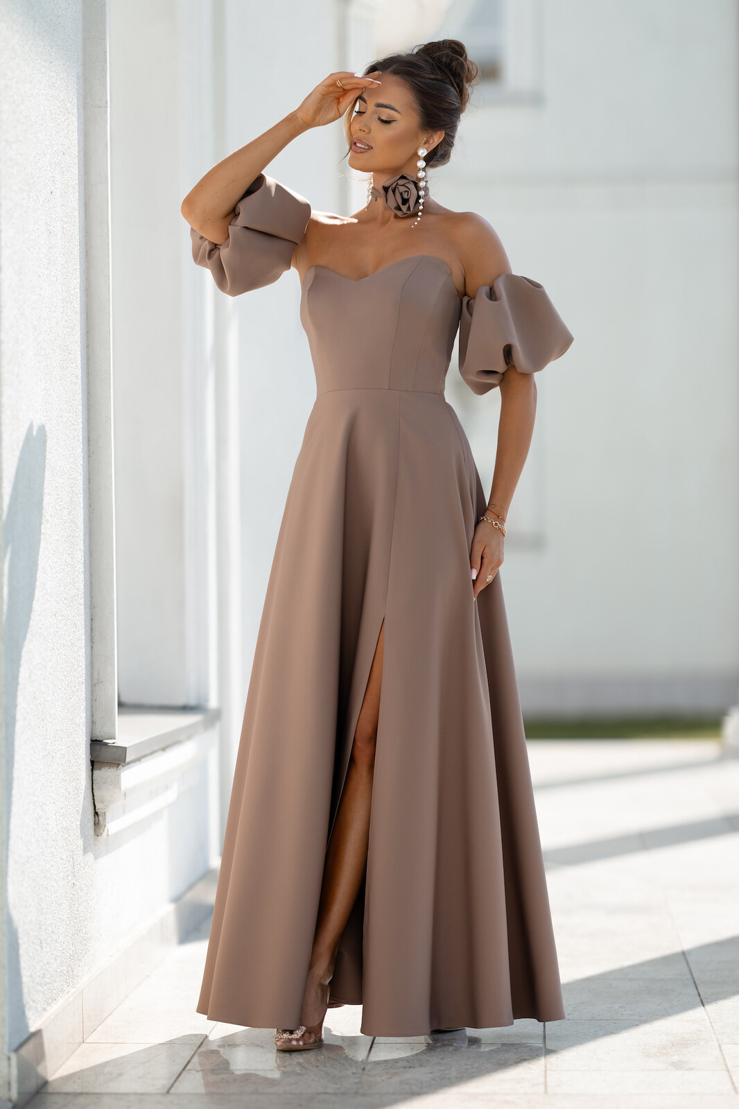 Lacoria Hnedé spoločenské šaty s rozparkom Veľkosť: XS