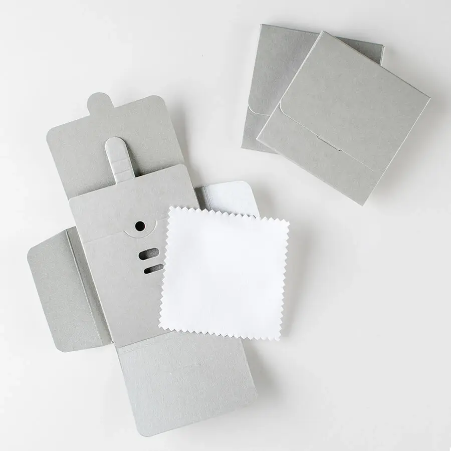 Darčeková krabička z papiera - strieborný odtieň, biela handrička