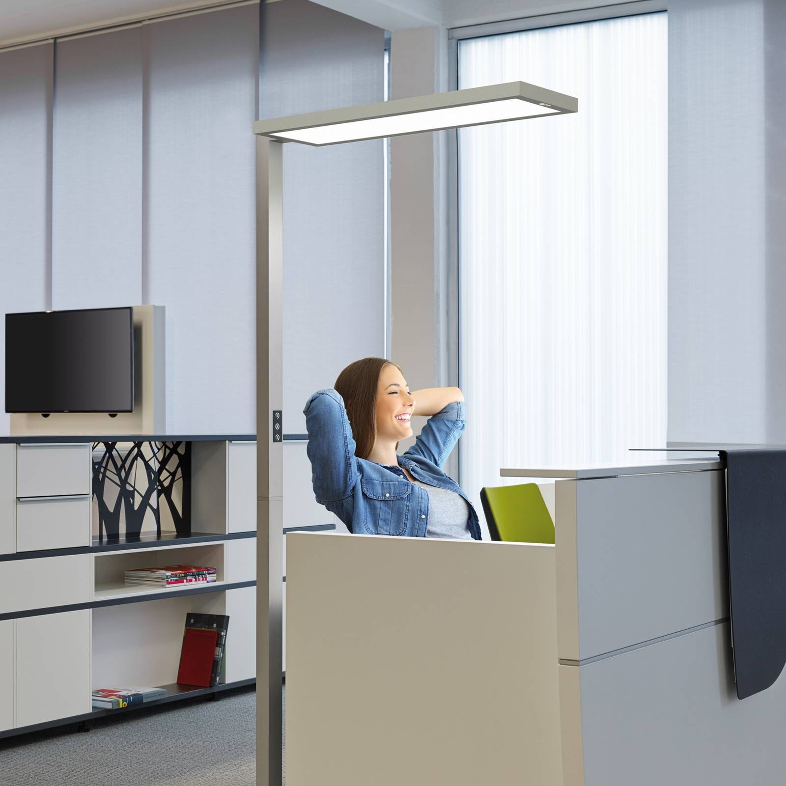 Stojaca lampa LED MAULsenja, strieborná farba, senzor, 196 cm