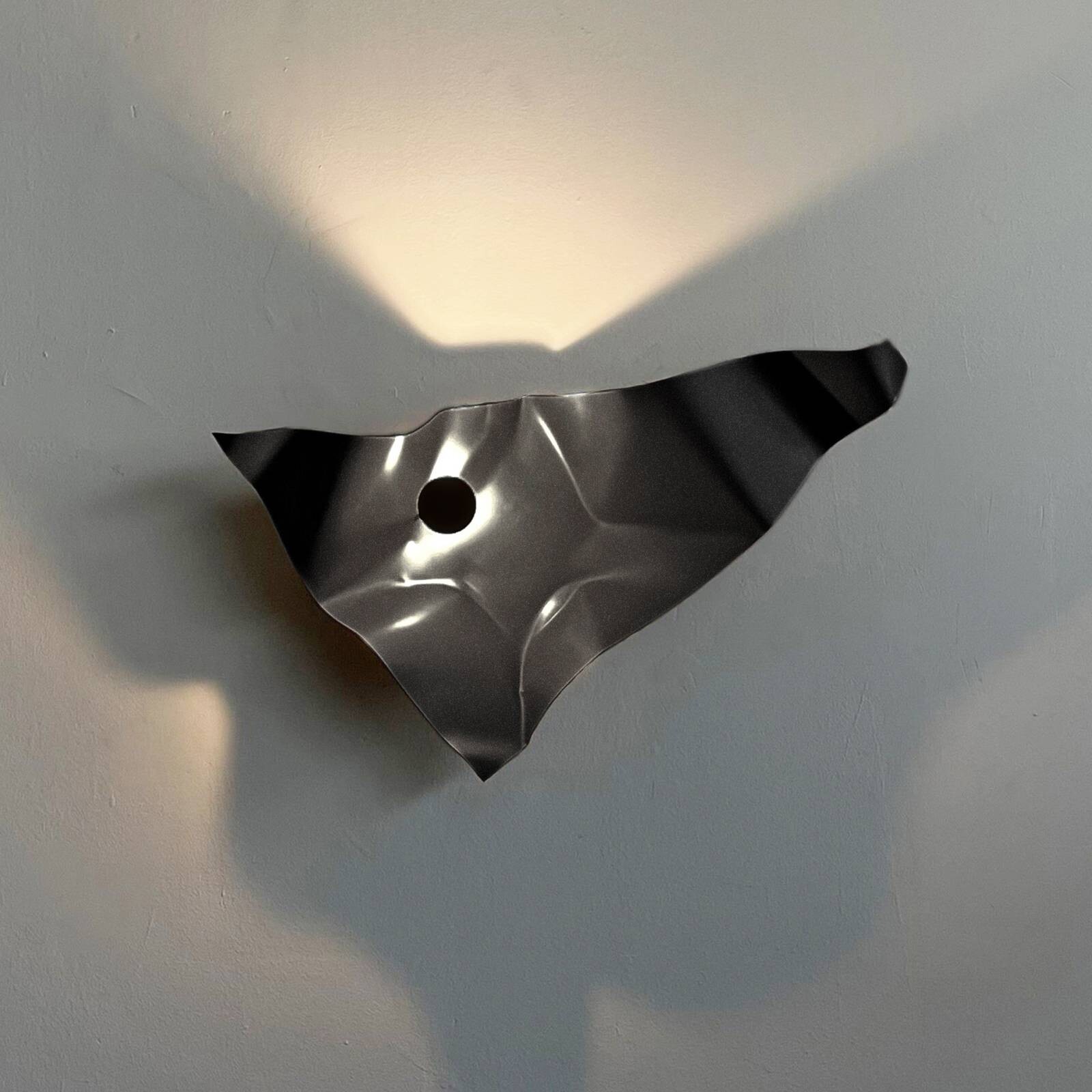 Knikerboker LED nástenné svetlo Zona d'ombra, sivá, 79 cm