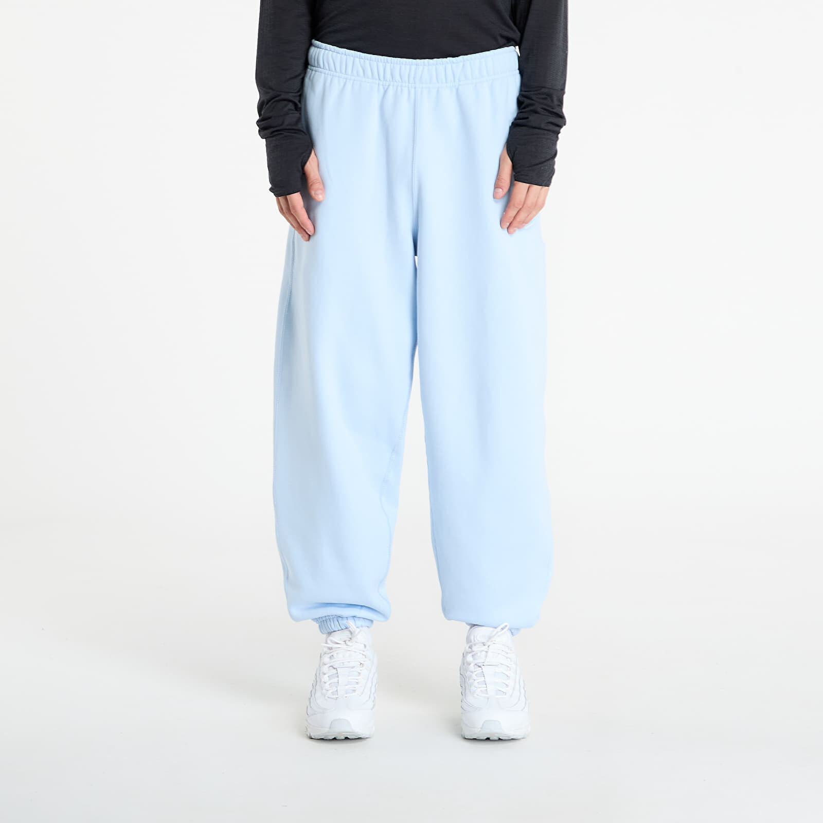 Tepláky Nike Solo Swoosh Men's Cuffed Fleece Pants Celestine Blue/ Celestine Blue/ White XS