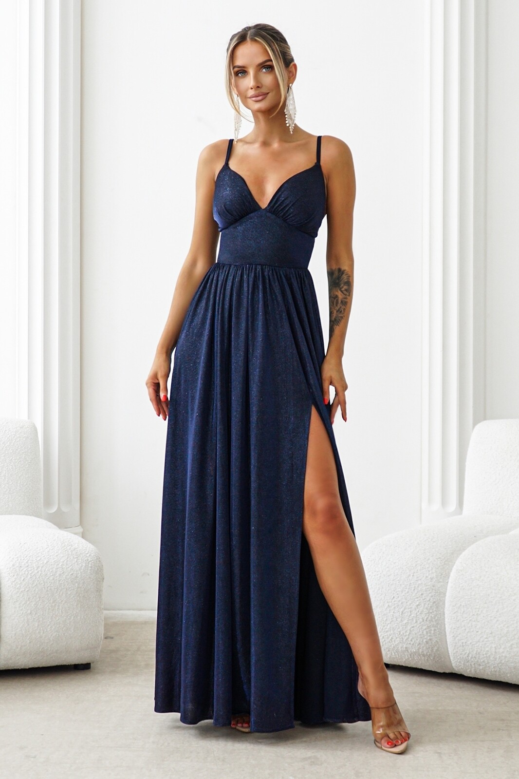 Warsaw Dress Tmavomodré trblietavé šaty s odhaleným chrbtom Veľkosť: S