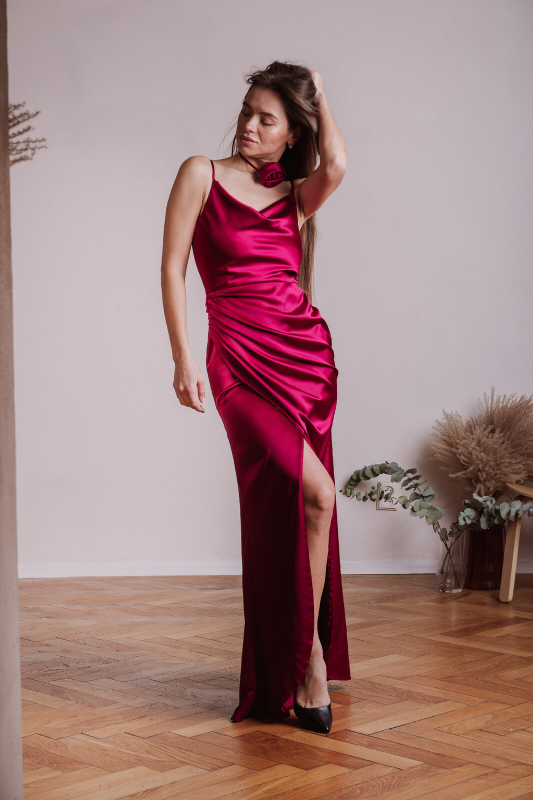 EMO Bordové lesklé šaty s rozparkom Veľkosť: S