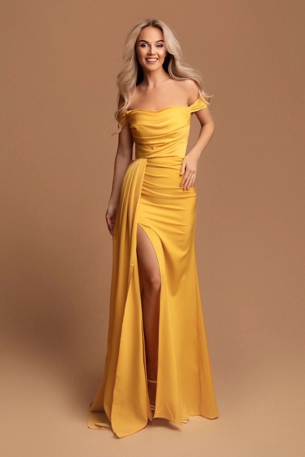 Eva & Lola Žlté priliehavé šaty spustené na ramená Veľkosť: L