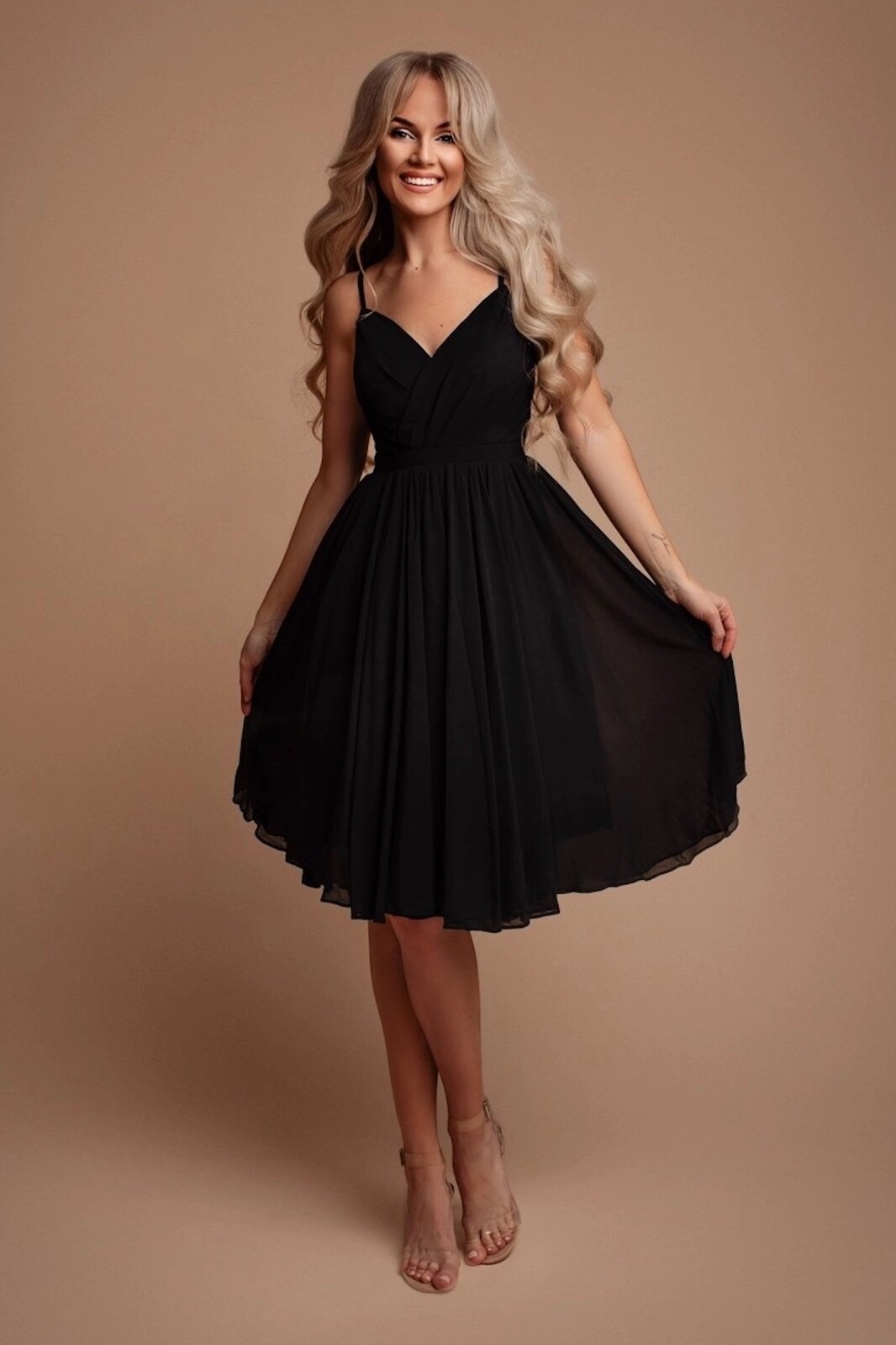 Eva & Lola Čierne midi šaty na ramienka Veľkosť: M