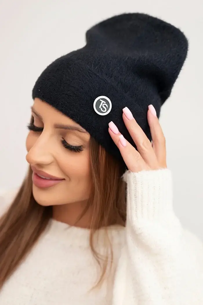 Polski Dámska čiapka mäkká z nadýchaného úpletu s ozdobnou plaketou čierna