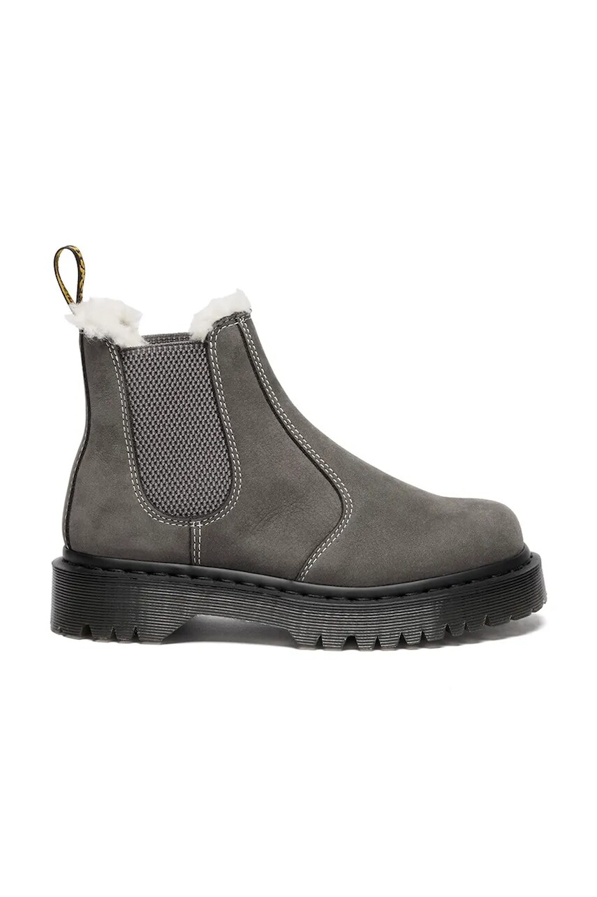 Semišové topánky chelsea Dr. Martens 2976 Bex Fur Lined šedá farba, na platforme, jemne zateplené, DM41420020
