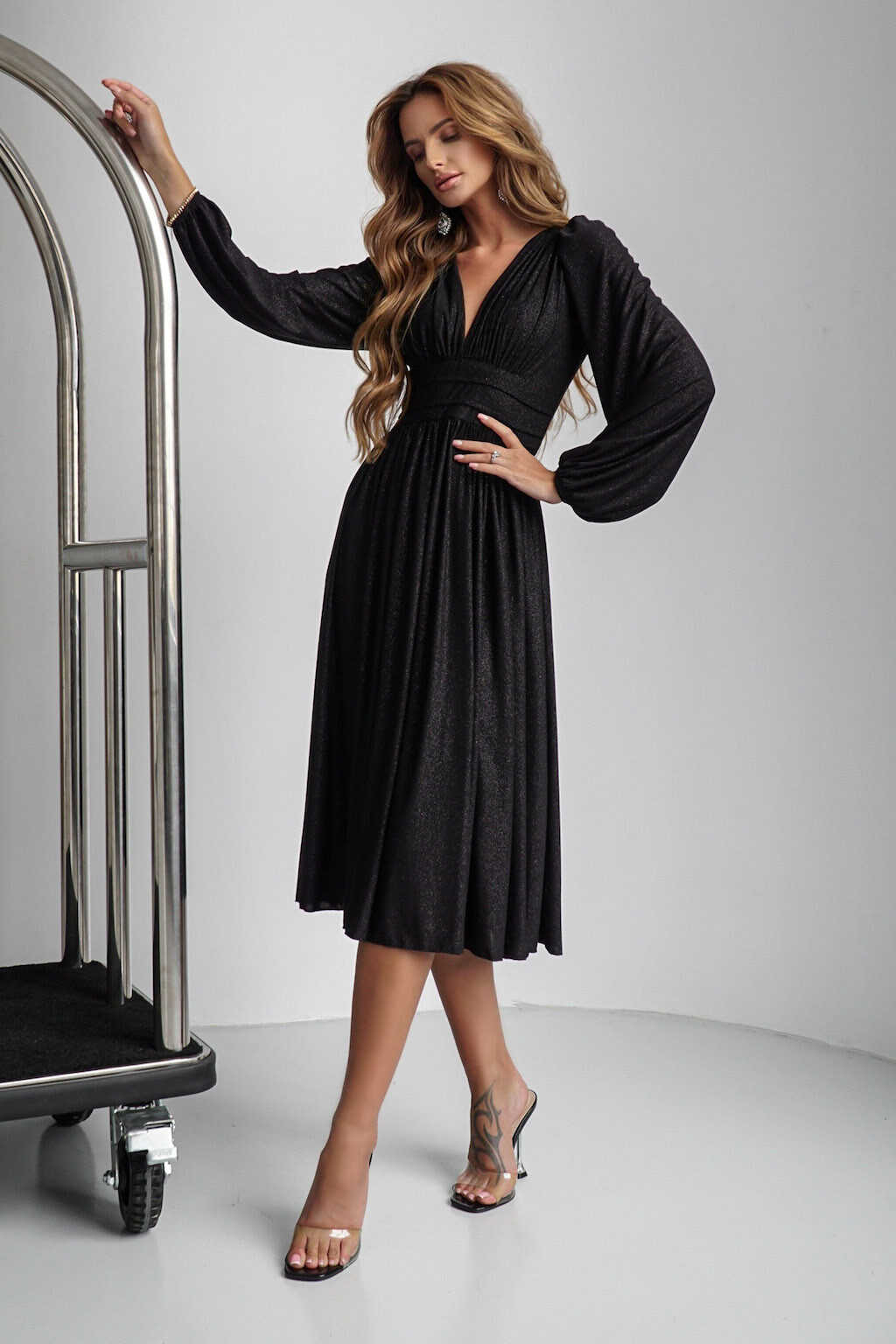 Warsaw Dress Čierne trblietavé midi šaty s dlhými rukávmi Veľkosť: S
