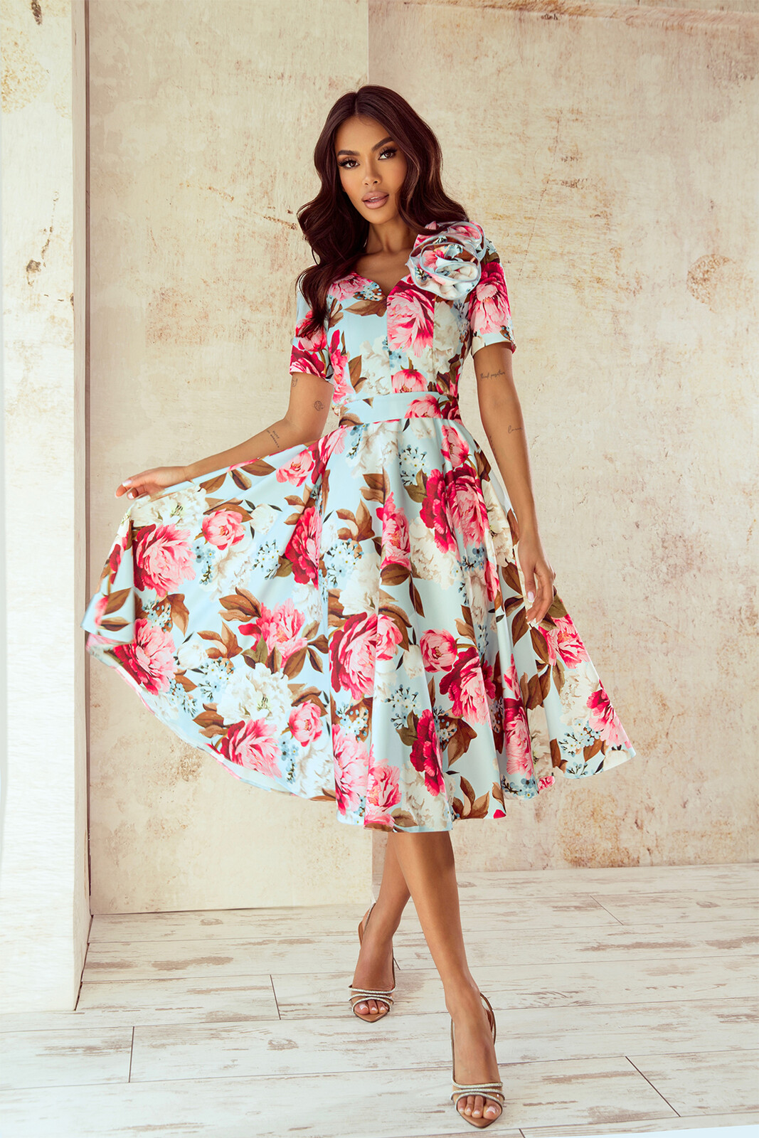 Elizabeth Collection Mentolové midi šaty s cyklámenovými kvetinami Veľkosť: M