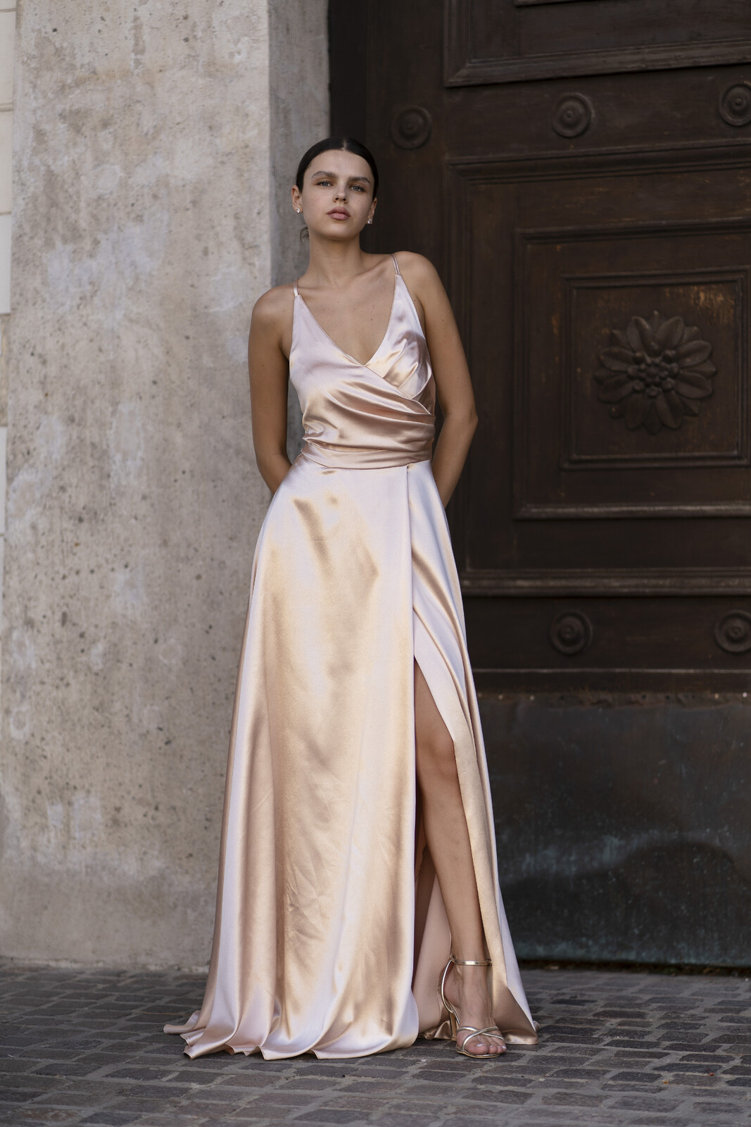 Eva & Lola Poškodený tovar - Zlaté lesklé šaty s rozparkom Veľkosť: M