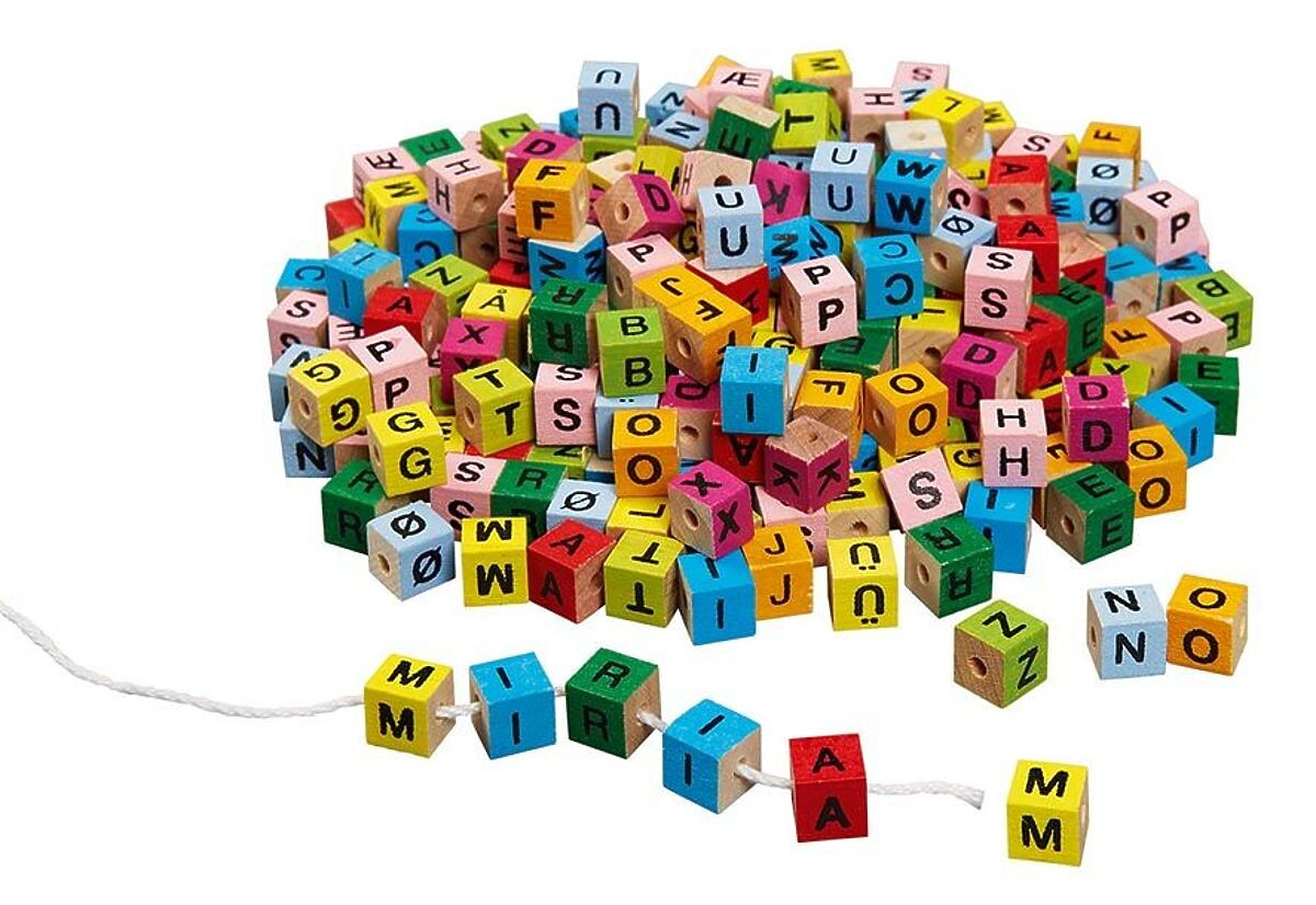 GOKI Farebné písmenká na navliekanie