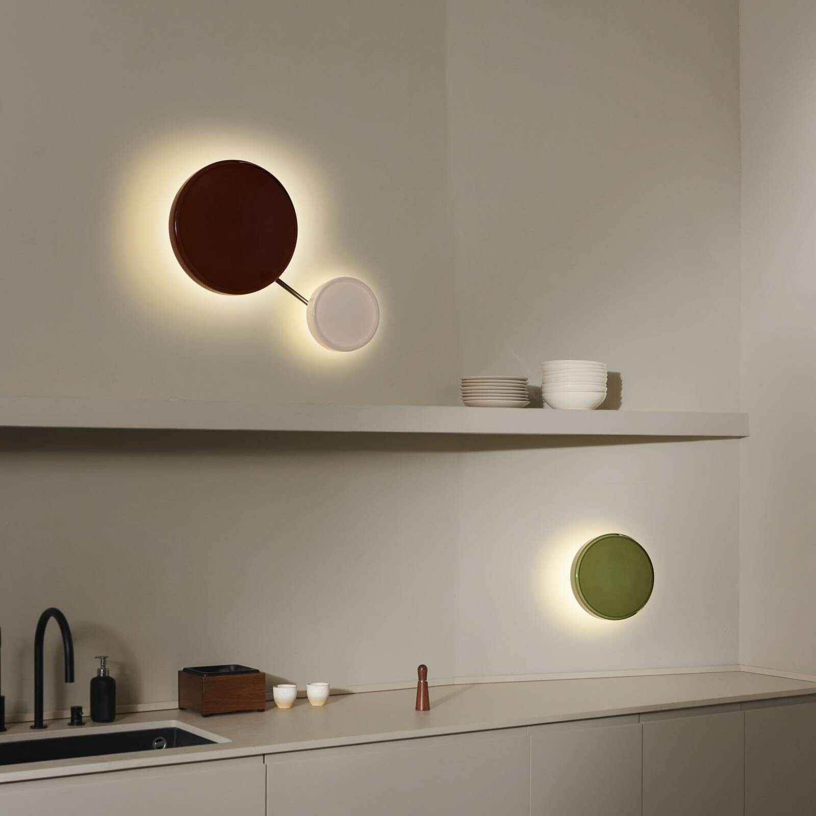 MARSET LED nástenné svetlo Caramel, opálová, Ø 22 cm, TRIAC, sklo