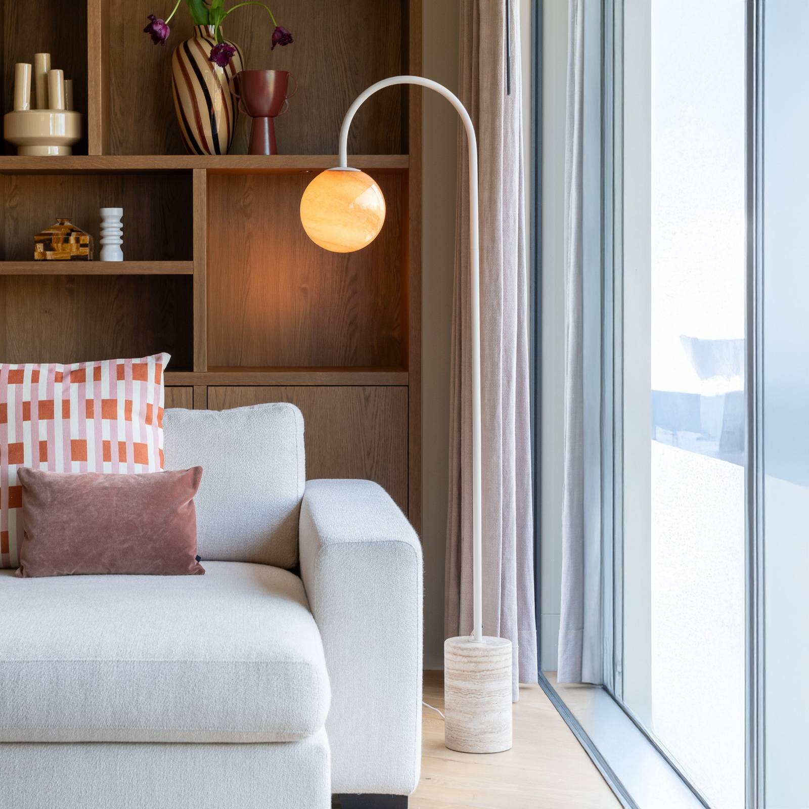 It's about RoMi Oblúková lampa Tivoli, piesková farba, výška 163 cm