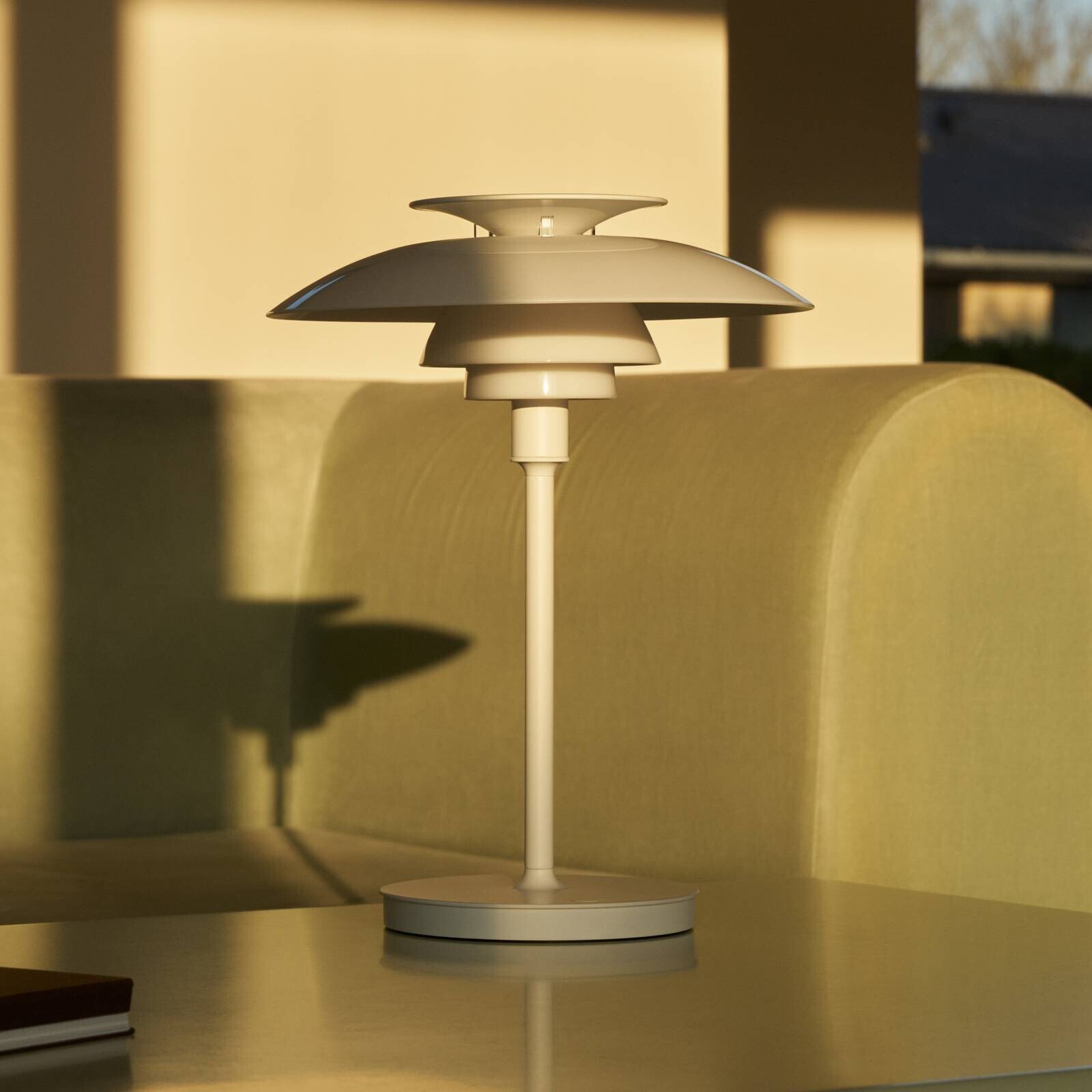 Louis Poulsen LED stolná lampa PH 80, opálovo biela, IP44