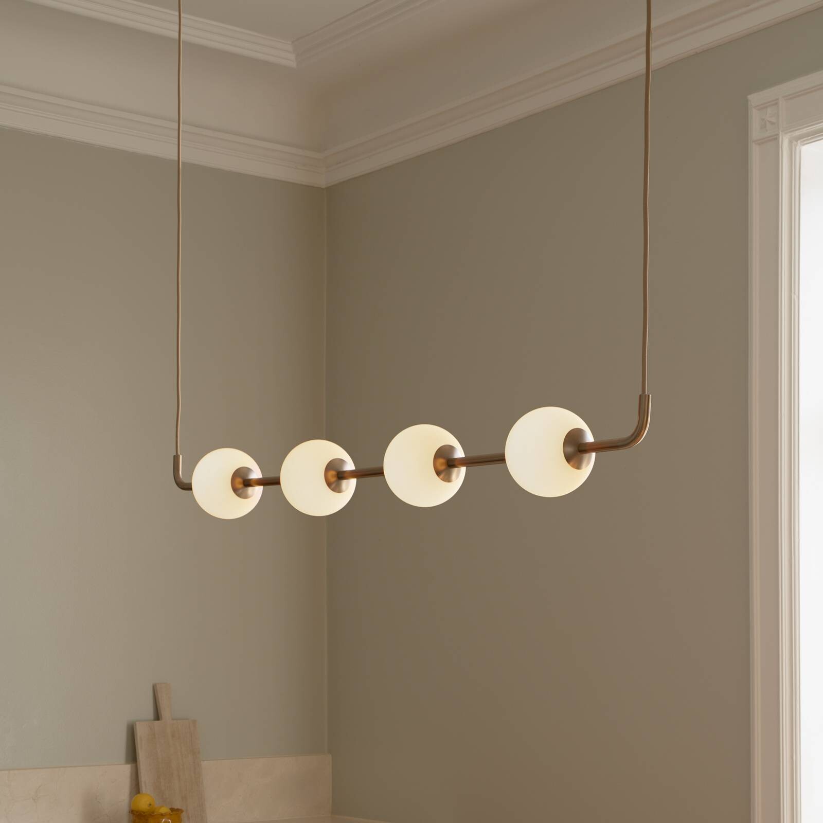 UMAGE LED závesné svietidlo Audrey LINEAR, mosadz, 118 cm, 4-pl.