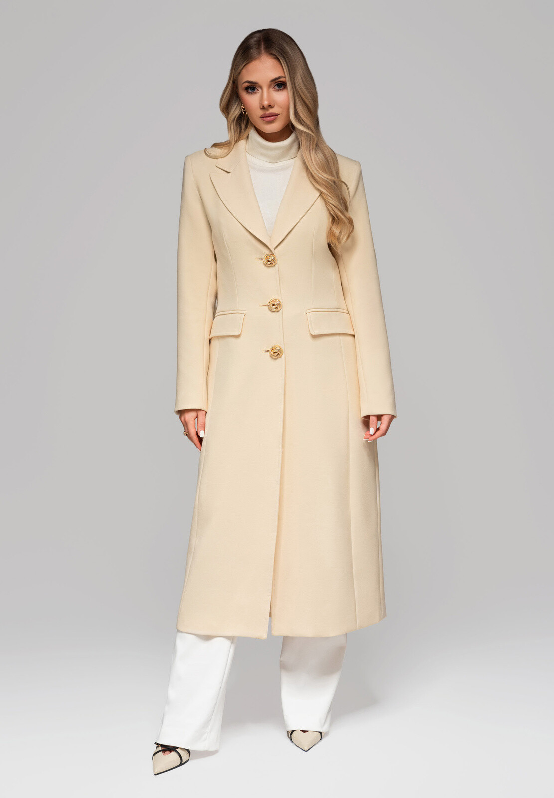 Dámsky kabát s ozdobnými gombíkmi