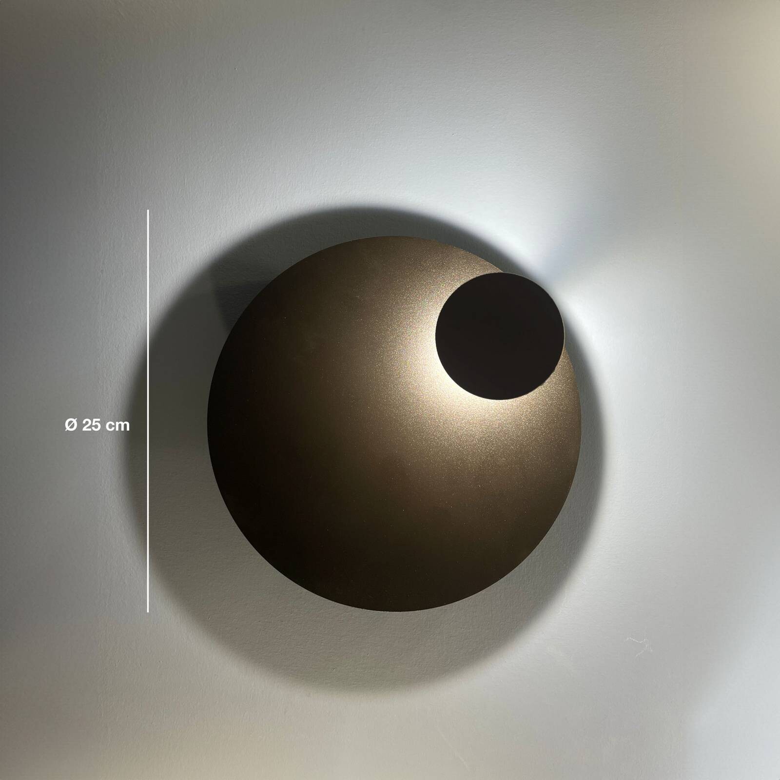 Knikerboker LED nástenné svetlo Pois, hnedá, Ø 25 cm, stmievateľné