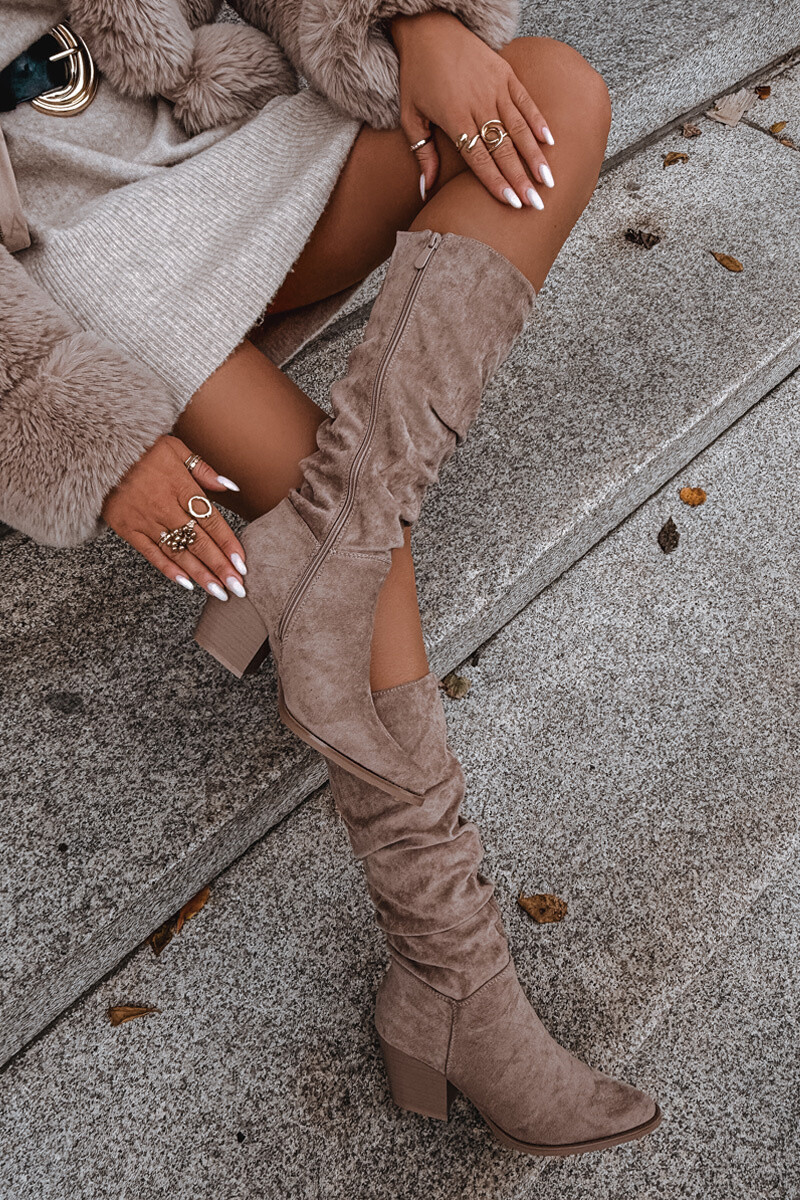 Boto Dámske čižmy s vráskavou hornou časťou na podpätku izolované béžové Paelina