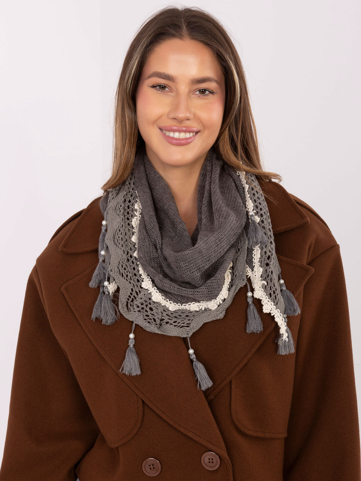 Tmavosivý šál s čipkou a strapcami