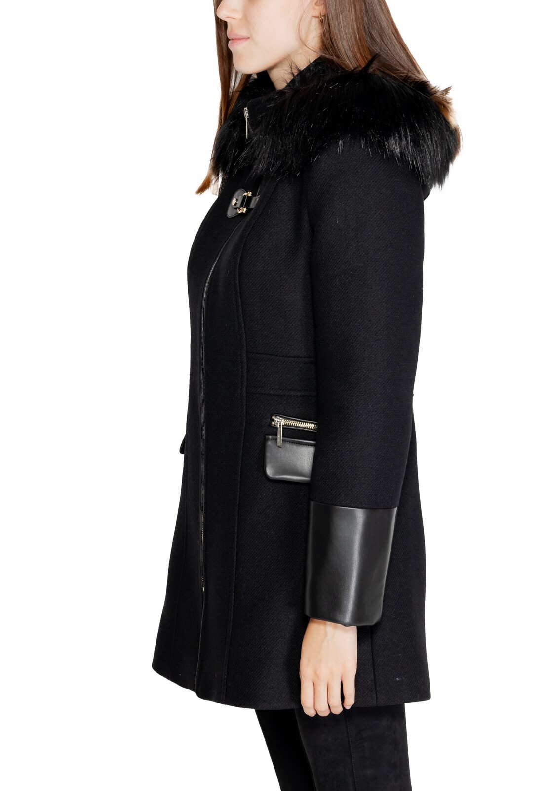 Čierny kabát s kožušinovým golierom