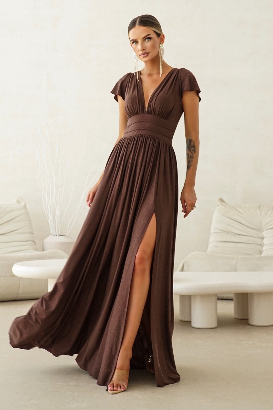 Warsaw Dress Hnedé trblietavé šaty s rozparkom Veľkosť: XS