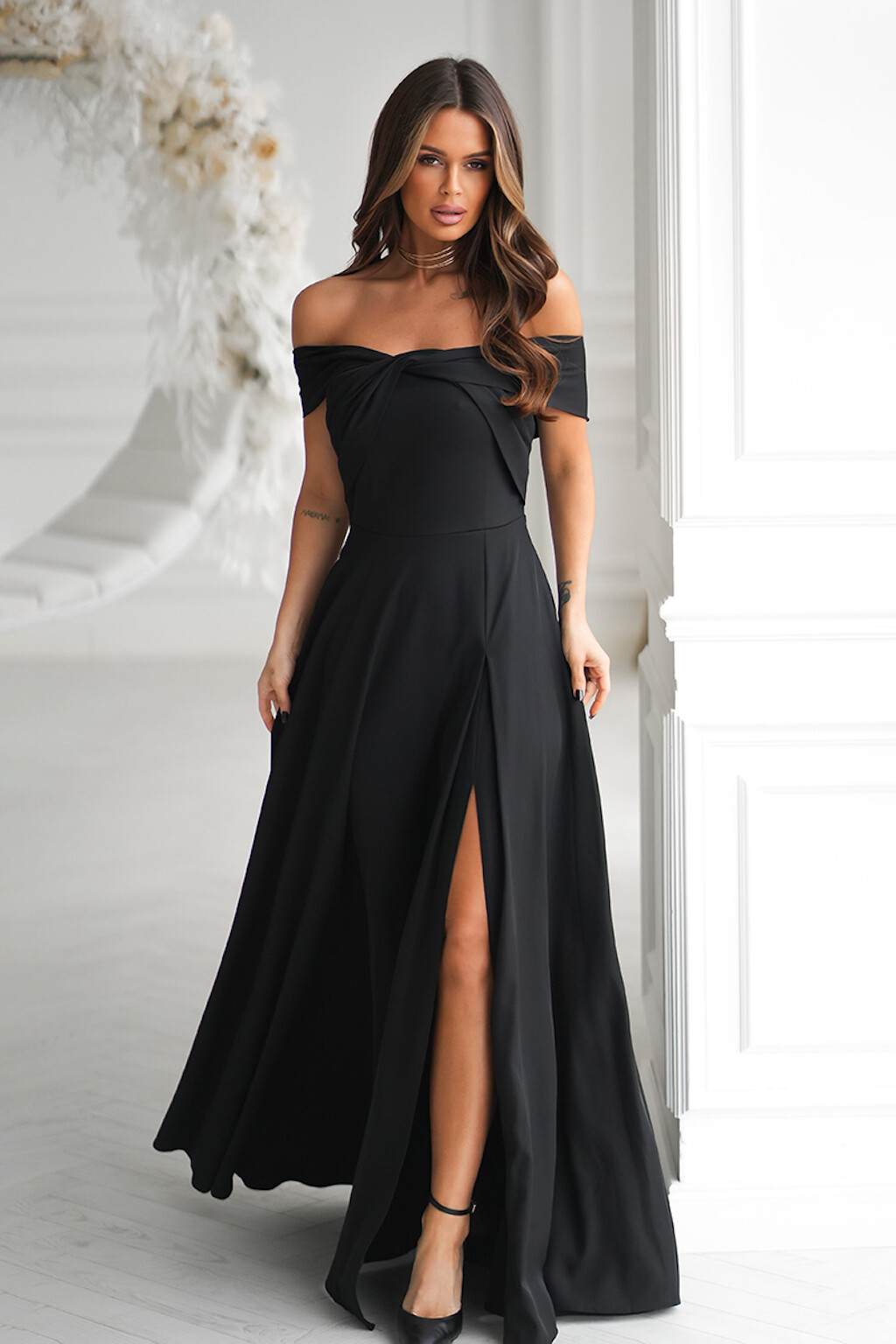 Bicotone Čierne spoločenské šaty spustené na ramená Veľkosť: XS