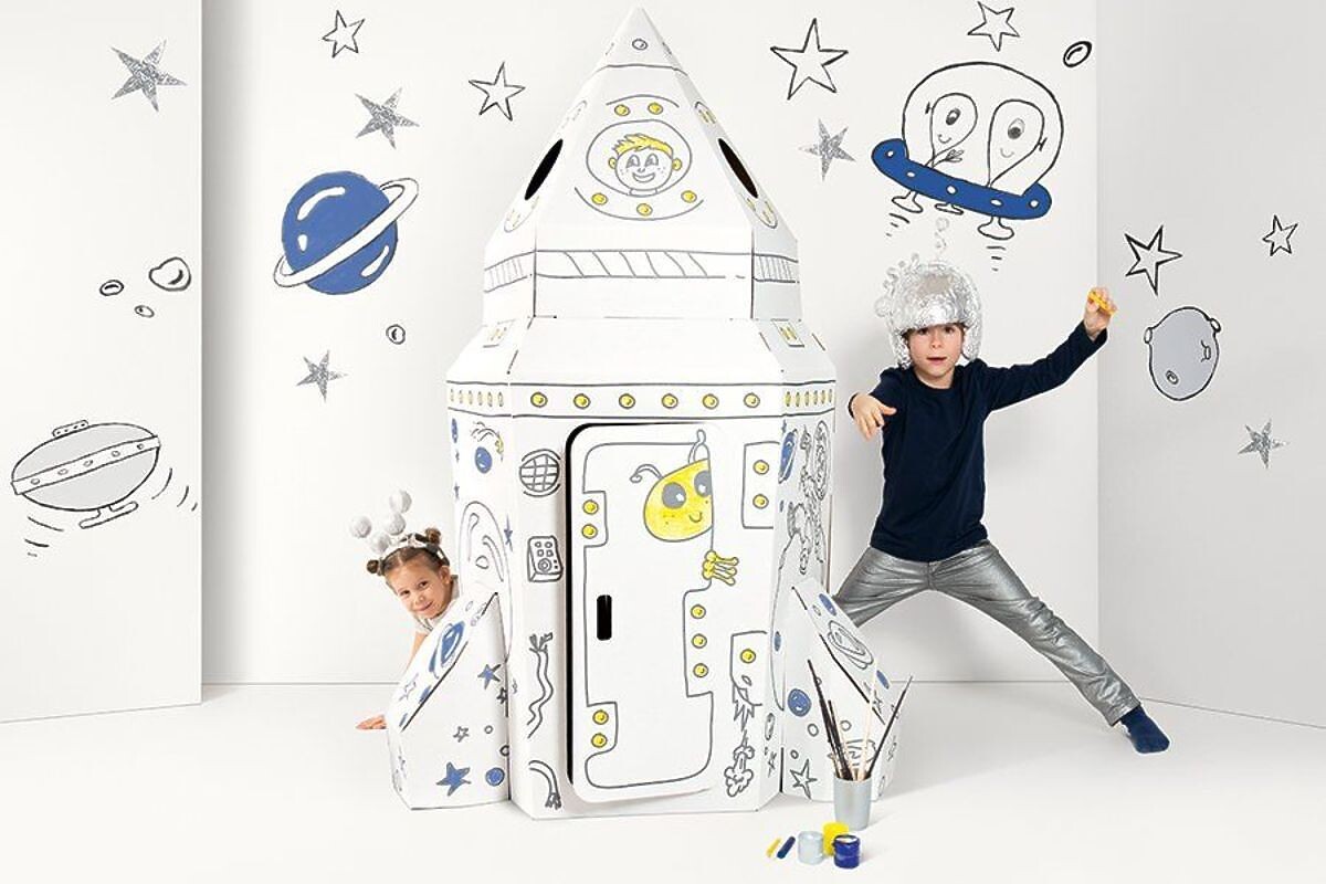 Veľká kartónová vesmírna raketa