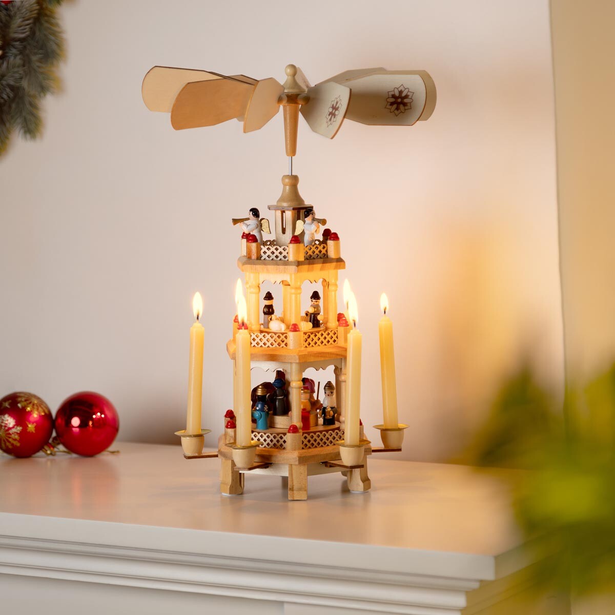 Malý drevený vianočný kolotoč