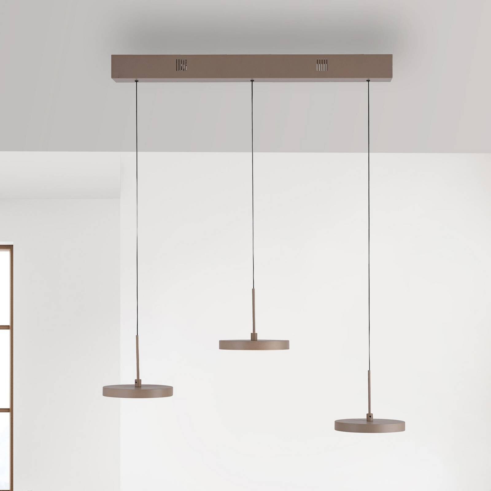 JUST LIGHT. LED závesné svietidlo Plata, piesok, 3-pl., 3 000 K