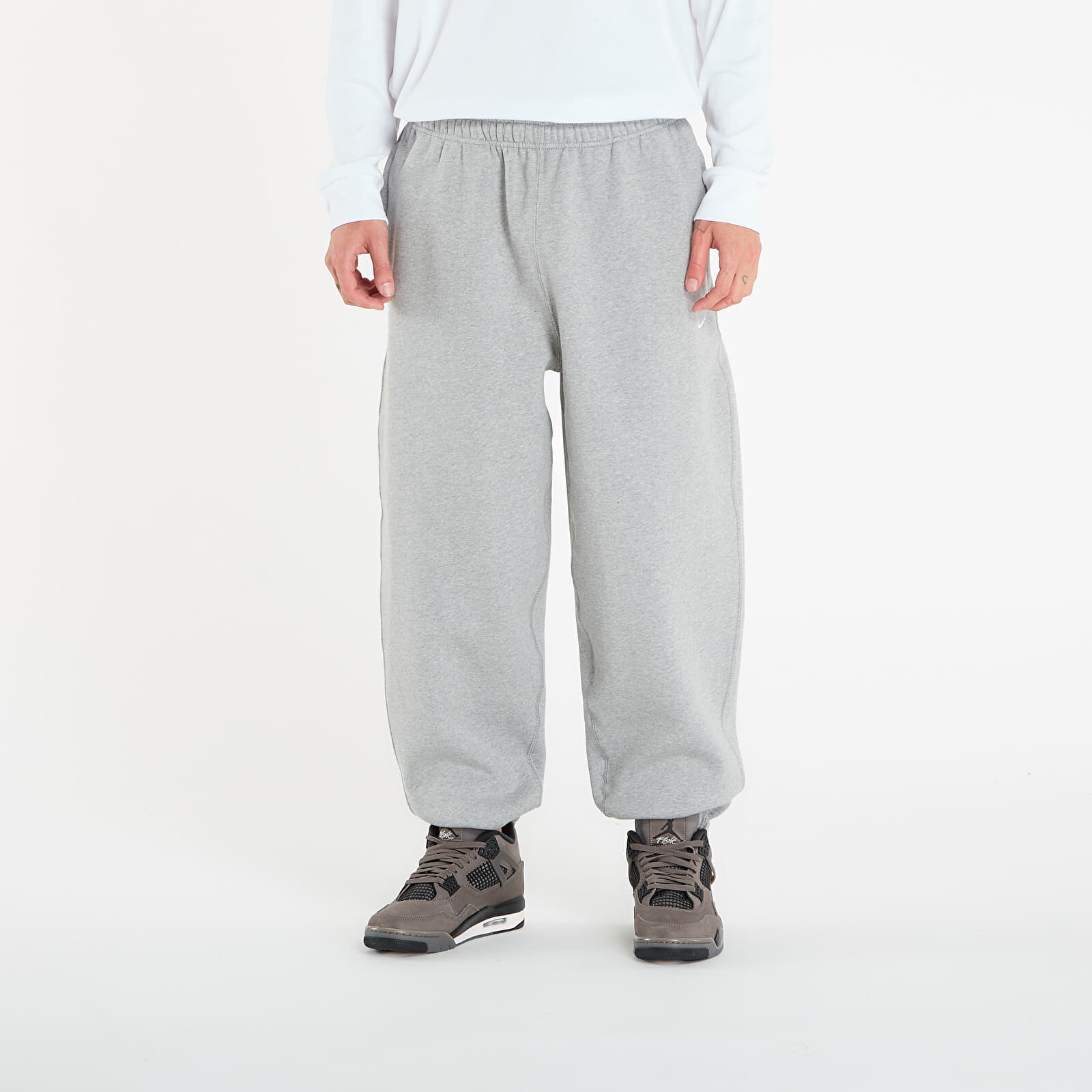 Tepláky Nike Solo Swoosh Men's Cuffed Fleece Pants Dk Grey Heather/ Lt Smoke Grey/ White L