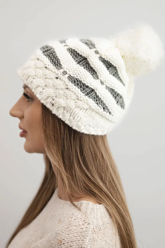 Kesi Dámska zimná pletená čiapka s pompomom a vrkočovým vzorom K466 ecru