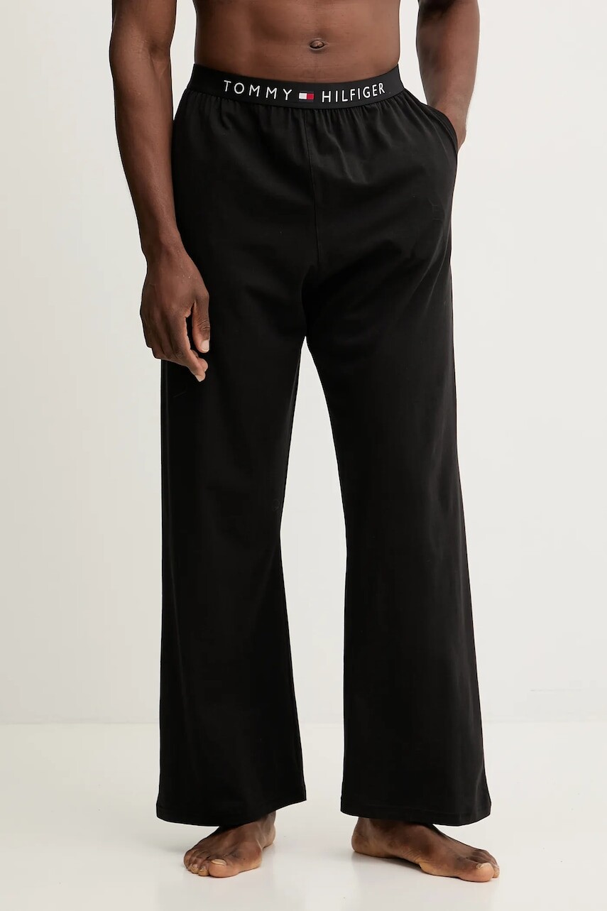 Tepláky Tommy Hilfiger čierna farba, s potlačou, UM0UM03654