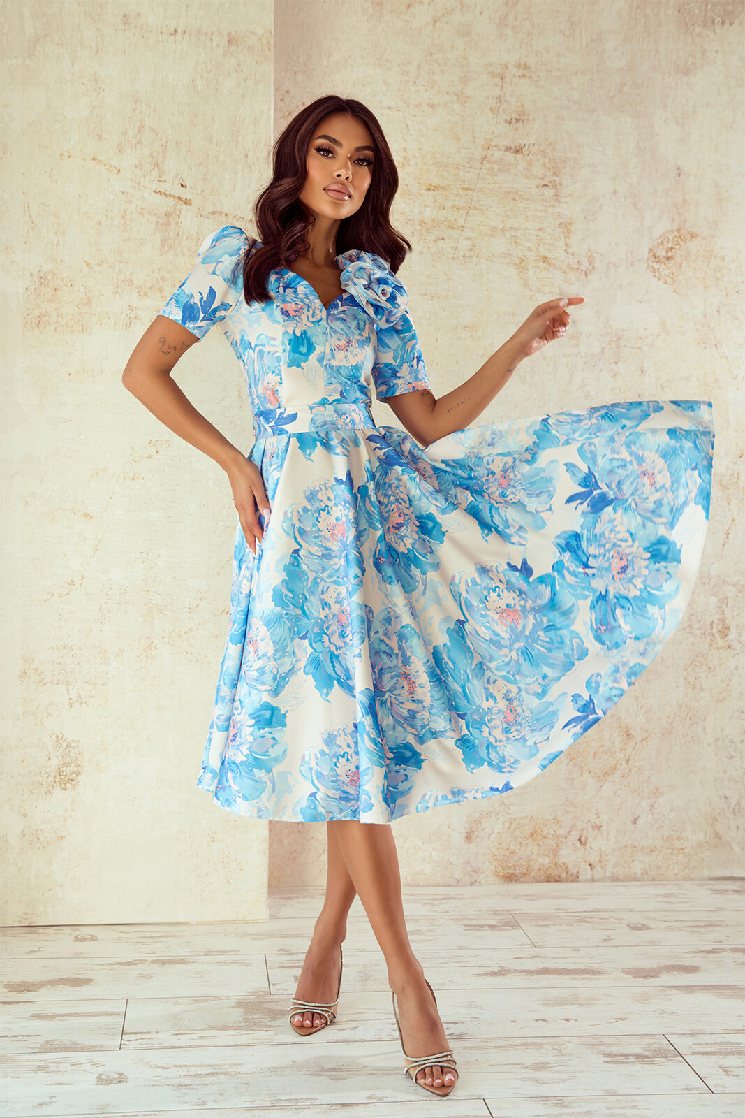 Elizabeth Collection Smotanové midi šaty so svetlomodrými kvetinami Veľkosť: S