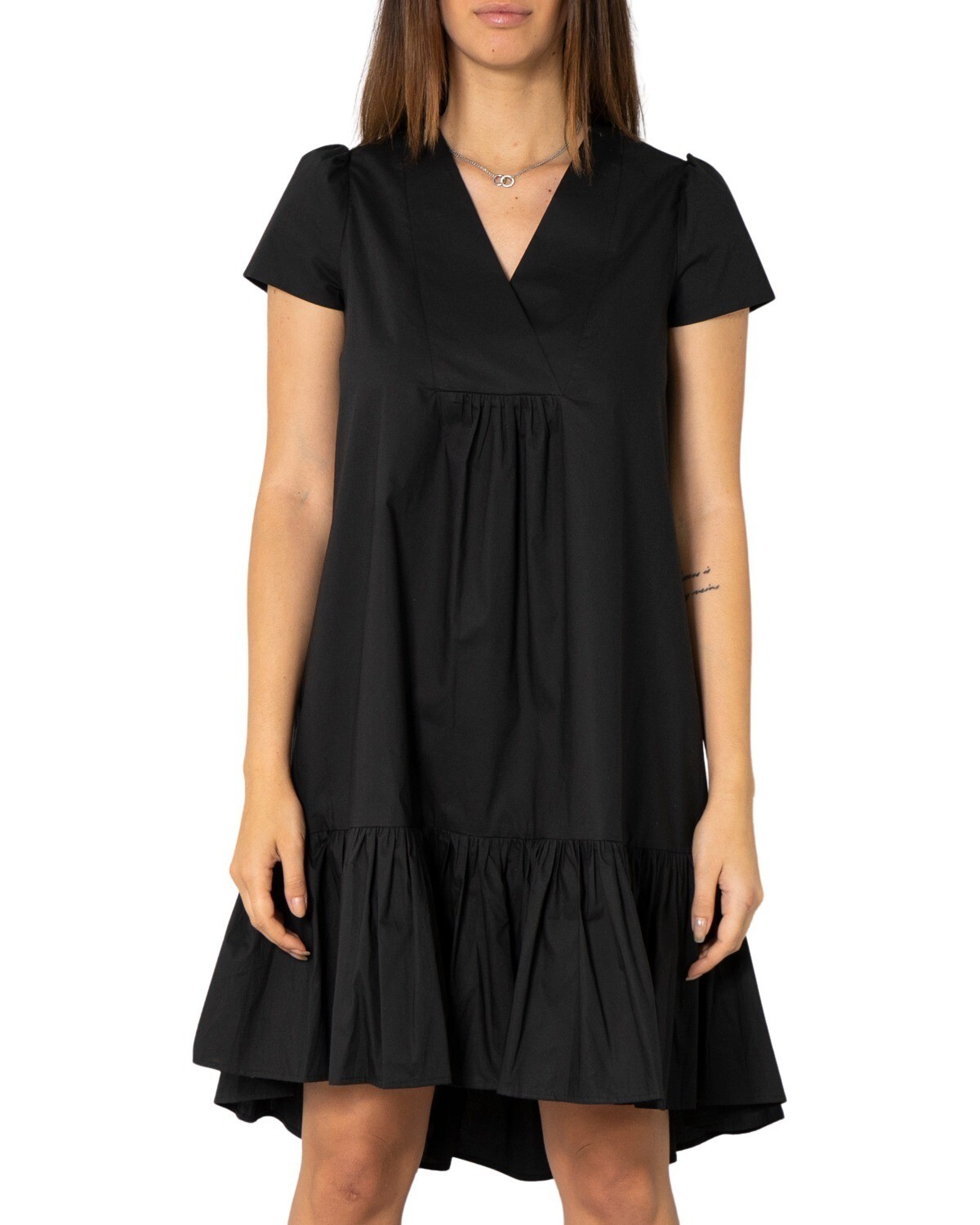 Čierne mini šaty s krátkym rukávom