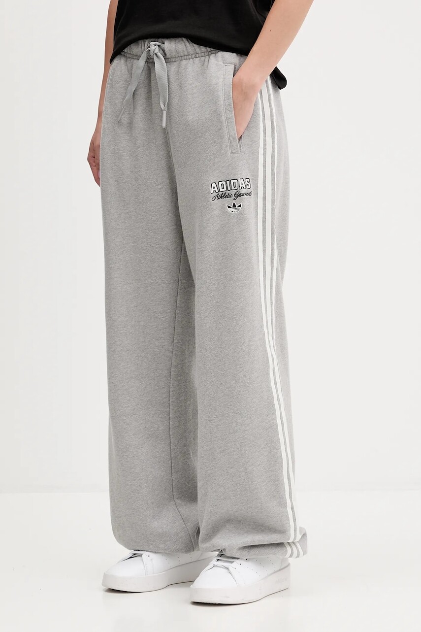 Bavlnené tepláky adidas Originals GFX SWEATPANTS šedá farba, s nášivkou, KF2313