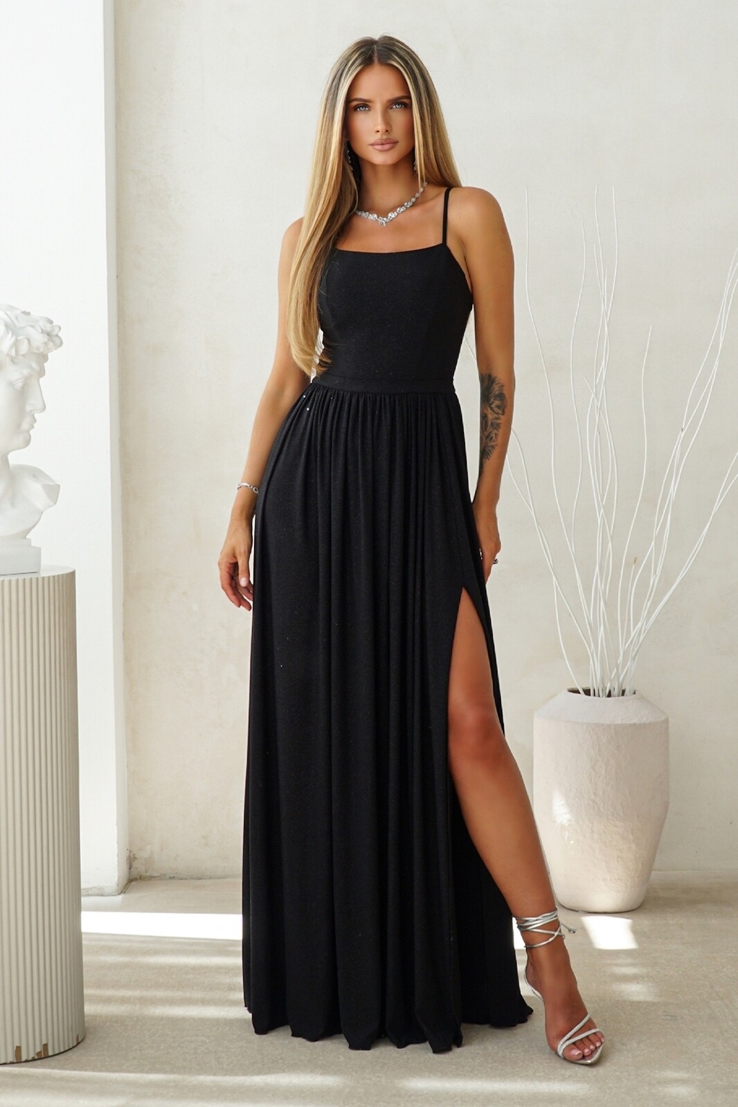 Warsaw Dress Čierne trblietavé šaty s rozparkom Veľkosť: XS