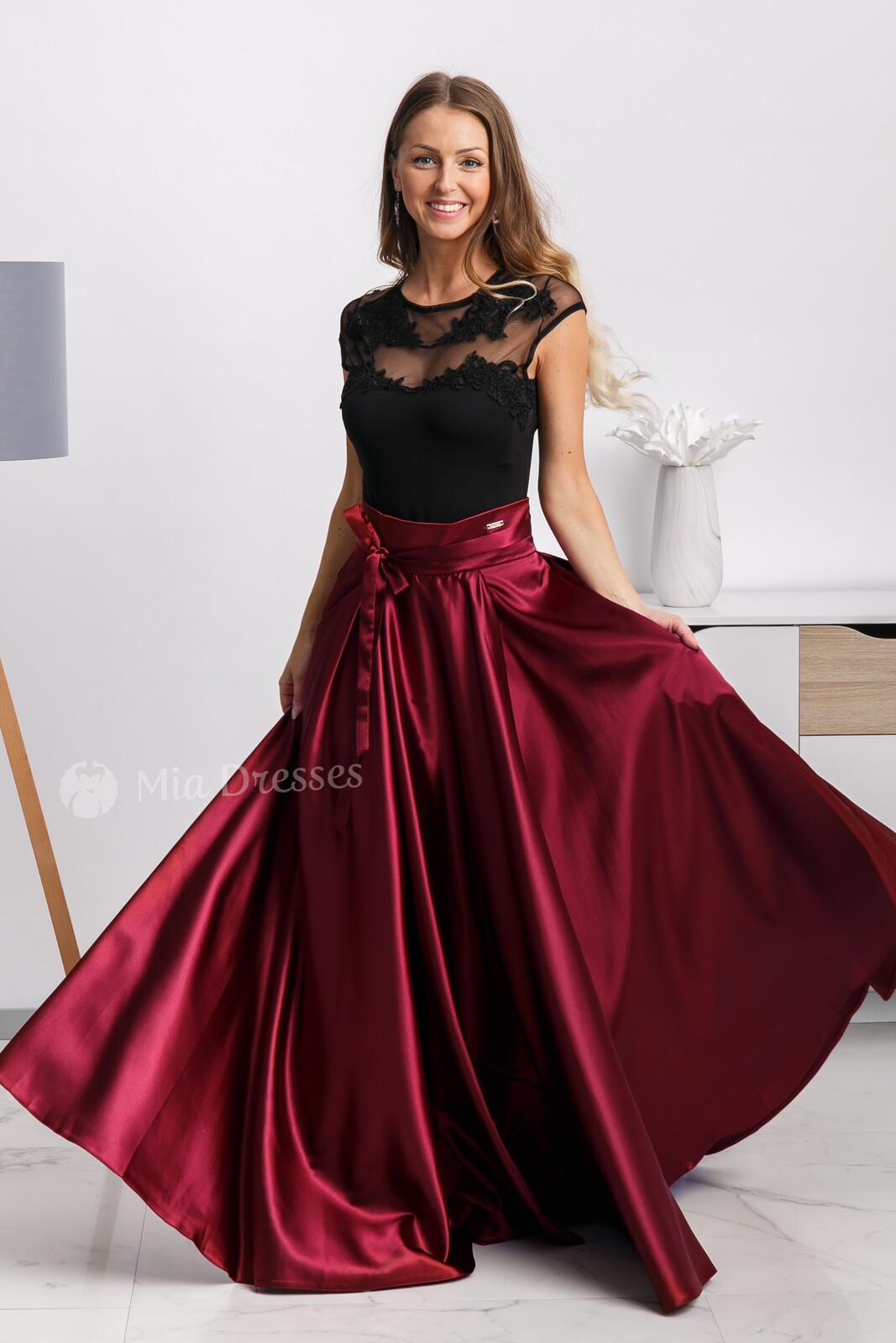 Parisse Poškodený tovar - Bordová saténová sukňa s rozparkom Veľkosť: XXL