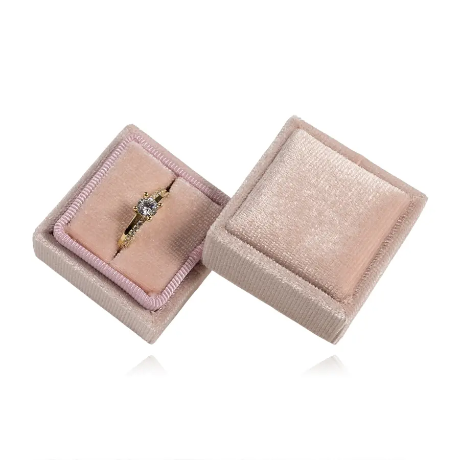 Darčeková krabička na prsteň ružovej farby so semišovým povrchom