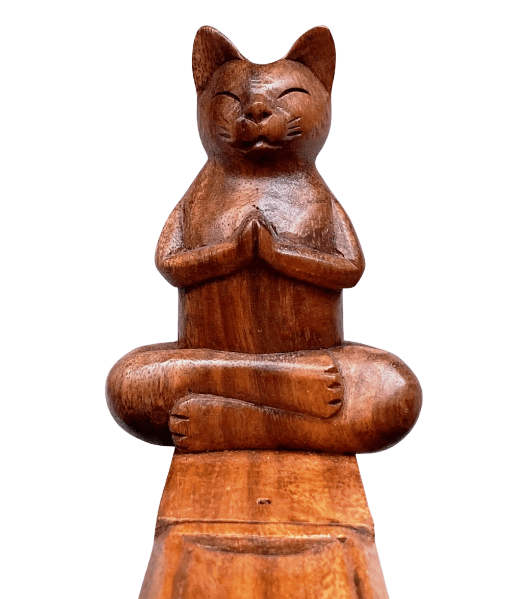 Drevený stojan na vonné tyčinky s meditujúcou mačkou